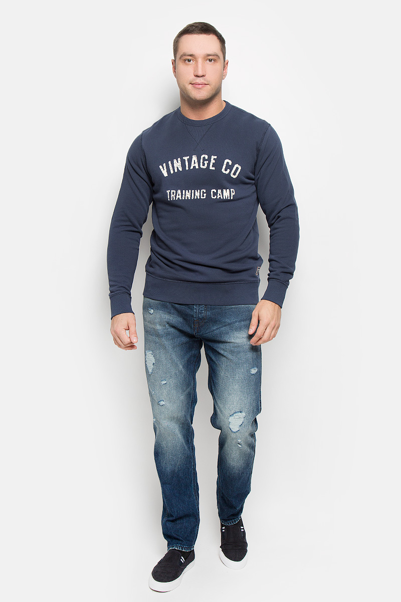 Свитшот мужской Jack & Jones Vintage, цвет: темно-синий. 12109228. Размер M (46)12109228_Mood Indigo Свитшот мужской Jack & Jones Vintage, цвет: темно-синий. 12109228. Размер M (46)12109228_Mood IndigoМужской свитшот Jack & Jones Vintage, выполненный из натурального хлопка, идеально подойдет для повседневной носки. Материал очень мягкий, тактильно приятный, не сковывает движения и обладает высокими дышащими свойствами. Изнаночная сторона с небольшими петельками. Свитшот с круглым вырезом горловины и длинными рукавами оформлен термоаппликацией в виде надписи. На рукавах предусмотрены широкие манжеты. Низ изделия дополнен трикотажной резинкой. Изделие украшено фирменной нашивкой.Современный дизайн и отличное качество делают этот свитшот стильным и практичным предметом мужской одежды. Такая модель подарит вам комфорт в течение всего дня!