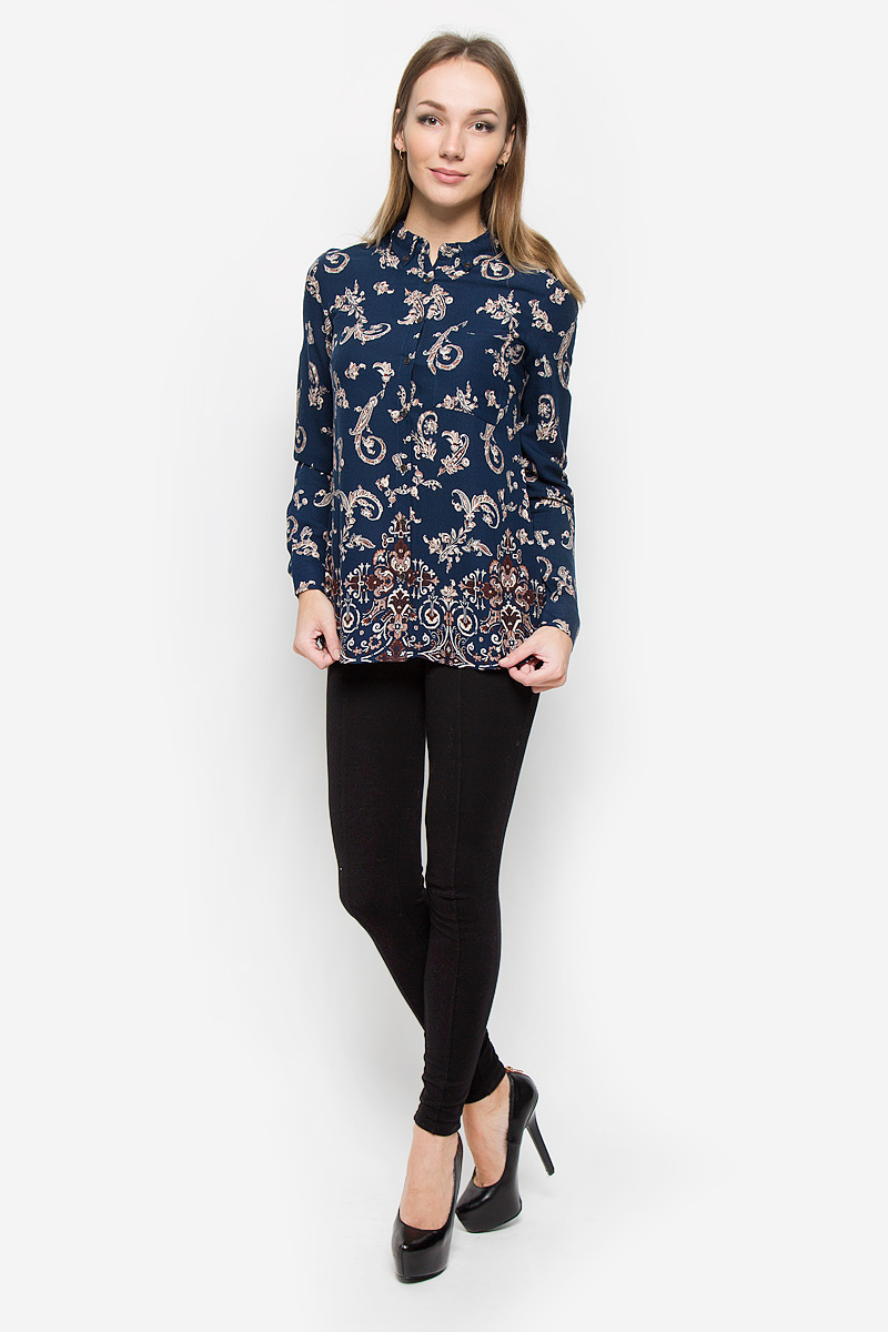Блузка женская Sela Casual, цвет: темно-синий. B-312/577-6313. Размер XL (50)B-312/577-6313 Блузка женская Sela Casual, цвет: темно-синий. B-312/577-6313. Размер XL (50)B-312/577-6313Элегантная женская блуза Sela Casual, выполненная из 100% вискозы, подчеркнет ваш уникальный стиль и поможет создать оригинальный женственный образ.Блузка с длинными рукавами и отложным воротником имеет свободный крой и застегивается на пуговицы спереди. Манжеты рукавов также дополнены пуговицами. Модель оформлена контрастным растительным орнаментом. На груди расположен небольшой накладной кармашек. Эта блузка будет дарить вам комфорт в течение всего дня и послужит замечательным дополнением к вашему гардеробу.
