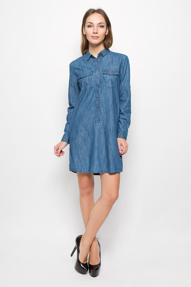 Платье Wrangler, цвет: синий. W90537P3E. Размер XS (42)W90537P3E Платье Wrangler, цвет: синий. W90537P3E. Размер XS (42)W90537P3EЭлегантное платье Wrangler выполнено из натурального хлопка. Такое платье обеспечит вам комфорт и удобство при носке и непременно вызовет восхищение у окружающих. Модель средней длины с длинными рукавами и отложным воротником выгодно подчеркнет все достоинства вашей фигуры. Платье стилизовано под джинсовую рубашку, застегивается на кнопки на груди, воротник застегивается на пуговицу. Манжеты рукавов также застегиваются на кнопки, рукава дополнены хлястиками на пуговицах, позволяющими зафиксировать рукав в закатанном состоянии. Платье дополнено двумя нагрудными карманами с клапанами на кнопках и двумя втачными карманами. Изысканное платье-миди создаст обворожительный и неповторимый образ.Это модное и комфортное платье станет превосходным дополнением к вашему гардеробу, оно подарит вам удобство и поможет подчеркнуть ваш вкус и неповторимый стиль.
