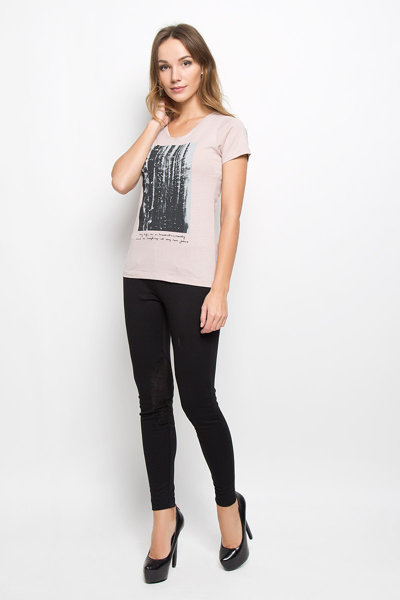 Футболка женская Broadway Betty, цвет: серо-розовый. 10185. Размер XS (42)10185_30A Футболка женская Broadway Betty, цвет: серо-розовый. 10185. Размер XS (42)10185_30AМодная женская футболка Broadway Betty, выполненная из натурального хлопка, прекрасно подойдет для повседневной носки. Материал очень мягкий и приятный на ощупь, не сковывает движения и обладает высокими дышащими свойствами.Футболка с V-образным вырезом горловины и короткими рукавами оформлена спереди крупным принтом и надписями. Модель имеет приталенный силуэт.Такая футболка будет дарить вам комфорт в течение всего дня и станет стильным дополнением к вашему гардеробу.