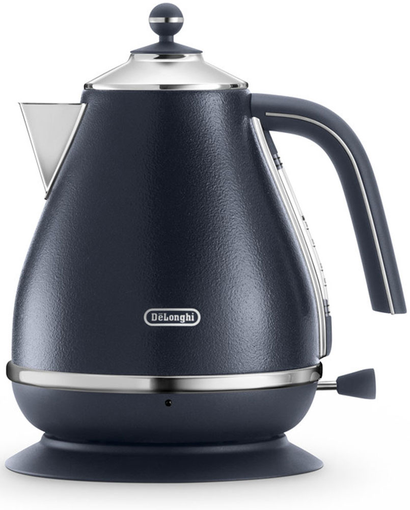 DeLonghi KBOE 2001, Blue электрочайник0210110065 DeLonghi KBOE 2001, Blue электрочайник0210110065Электрочайник DeLonghi KBOE 2001 один из приборов, принадлежащих дизайнерской коллекции Icona Elements. На создание этой серии для завтрака дизайнеров вдохновила природа, поэтому каждый из четырех цветов этой линейки является воплощением одного из природных элементов. Матовая, текстурированная поверхность прибора приятна на ощупь, выглядит очень изысканно. Стильный дизайн чайника привнесет разнообразие в серые будни и украсит собой интерьер.Объем данной модели составляет 1,7 л, чего будет вполне достаточно для использования дома или в офисе. Для того, чтобы вы могли контролировать количество жидкости внутри прибора, предусмотрен индикатор воды. Он расположен под открытой ручкой и снабжен соответствующими отметками. Там же располагается рычаг включения. На боковой поверхности вы найдете световой индикатор, сообщающий, что прибор в данный момент включен.Чайник удобен в эксплуатации, производитель оснастил его поворотным основанием, на которое его комфортно ставить с любой стороны. Скрытый нагревательный элемент создан из нержавеющей стали. Подставка, как и сам прибор, выполнена в бежевом цвете. Для компактного хранения предусмотрен отсек, в который легко помещается сетевой шнур. Нескользящие ножки надежно фиксируют чайник на поверхности стола. Эргономичная ручка делает использование максимально удобным для пользователя.Широкий носик позволяет наполнять чайник водой, не открывая крышку. Чтобы вы могли наслаждаться вкусом напитка без лишних примесей, производитель предусмотрел съемный фильтр, защищающий от накипи. Периодически его необходимо мыть, чтобы качество напитка оставалось всегда на высоте. Фильтр нужно снять, промыть под проточной водой при помощи мягкой щетки, высушить и снова поместить в чайник. Модель имеет трехуровневую систему безопасности и отключается при закипании, если отсутствует вода и если чайник снят с основания.