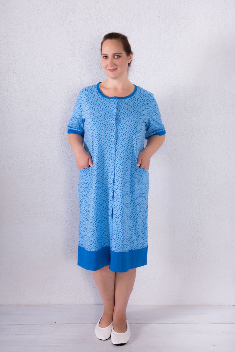 Халат женский Violett, цвет: синий. 7117110207. Размер XXL (52)7117110207 Халат женский Violett, цвет: синий. 7117110207. Размер XXL (52)7117110207Женский халат Violett выполнен из натурального хлопка. Халат с круглым вырезом горловины и короткими рукавами застегивается на пуговицы по всей длине. Спереди расположены два накладных кармана. Модель оформлена принтом в виде сердечек.