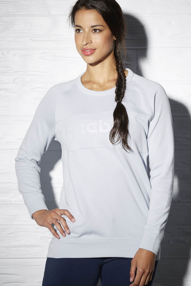 Свитшот женский Reebok F Iconic Crew, цвет: серый. AY0453. Размер XS (40)AY0453 Свитшот женский Reebok F Iconic Crew, цвет: серый. AY0453. Размер XS (40)AY0453Свитшот Iconic Crew выполнен из высококачественного материала. Бывают дни, когда просто некогда заниматься составлением продуманного образа. Для таких случаев великолепно подходит этот классический свитшот. Его свободный крой гарантирует комфорт, а плоские швы и прямая линия талия позволят выглядеть стильно и уместно в любой ситуации. Плоские швы сводят к минимуму риск натирания. Стильный классический логотип на груди.