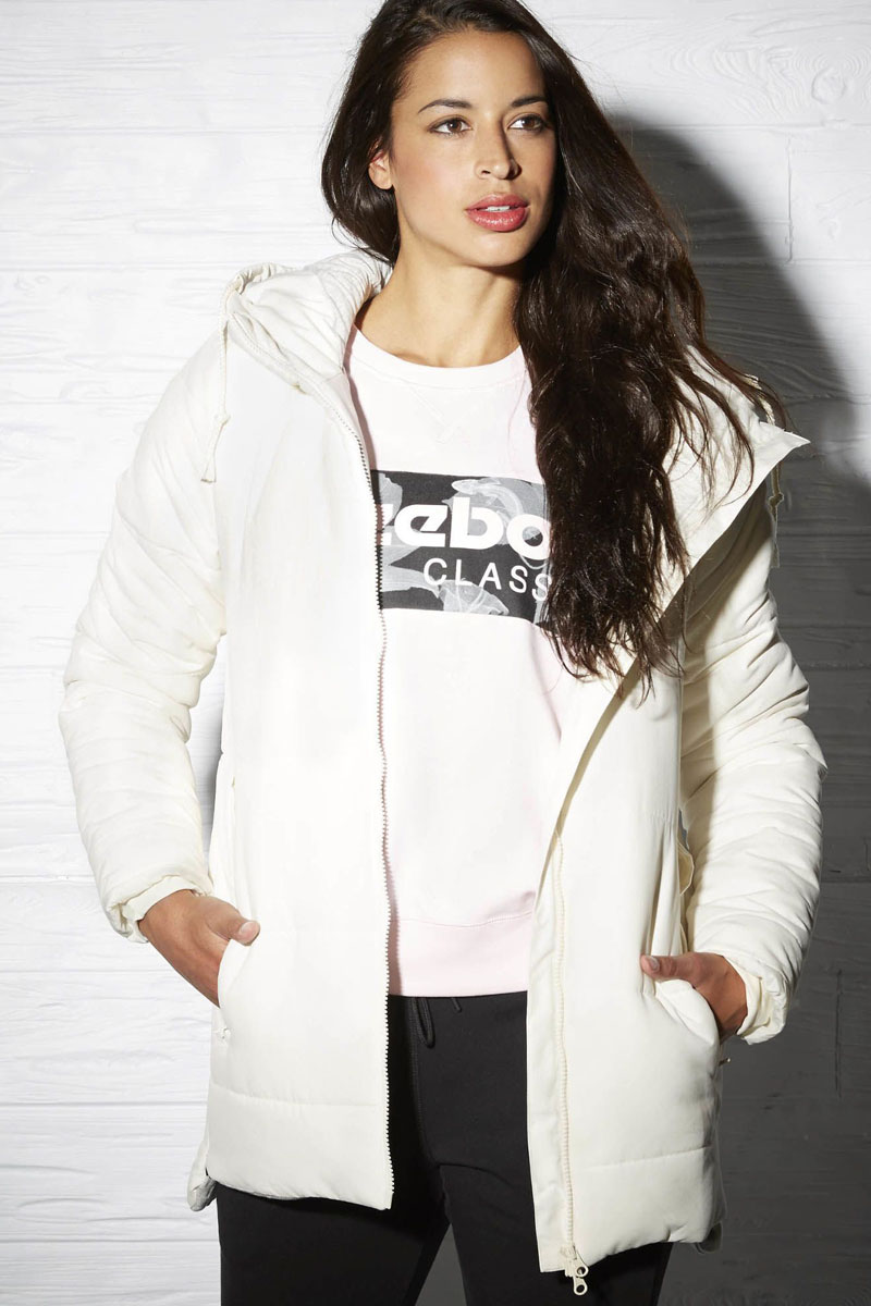 Куртка женская Reebok Padded Jacket Mid, цвет: белый. AY0469. Размер M (46/48)AY0469 Куртка женская Reebok Padded Jacket Mid, цвет: белый. AY0469. Размер M (46/48)AY0469Утепленная куртка Mid изысканного стиля, отлично защитит от холода — вот основные характеристики этой незаменимой для грядущего сезона модели. Удобный капюшон позволит не беспокоиться о порывах ветра, а карманы отлично подходят для хранения мелочей. Облегающий крой отлично подходит для интенсивных тренировок и совершенно не стесняет движений. Влагоотталкивающий внешний материал обеспечит надежную защиту от непогоды. Слегка удлиненная спинка для уверенности.