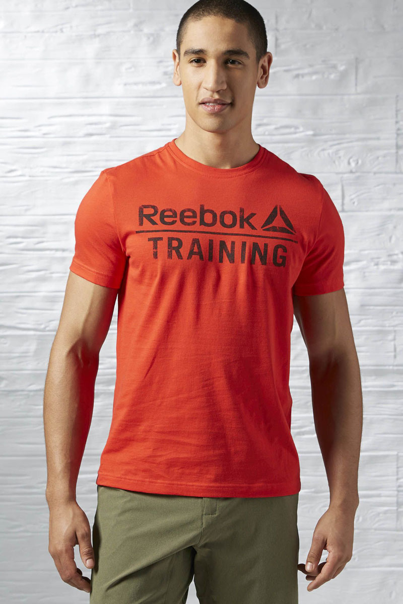 Футболка для фитнеса мужская Reebok Training Tee, цвет: красный. AY1054. Размер S (44/46)AY1054 Футболка для фитнеса мужская Reebok Training Tee, цвет: красный. AY1054. Размер S (44/46)AY1054Мужская футболка Training Tee от Reebok идеально подойдет для занятий фитнесом. Модель, изготовленная из натурального хлопка, очень мягкая, тактильно приятная, не сковывает движения и позволяет коже дышать.Футболка-слим с круглым вырезом горловины и короткими рукавами оформлена фирменными надписями.