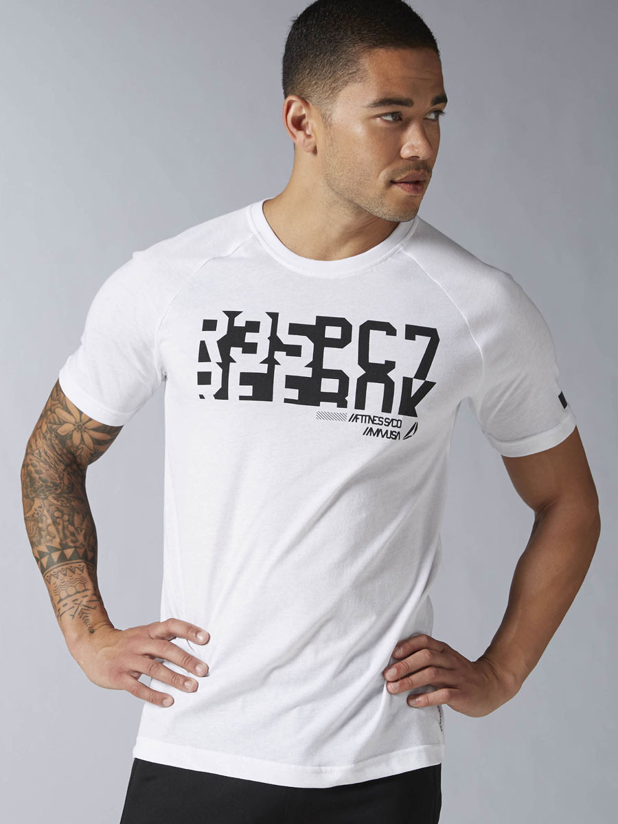 Футболка мужская Reebok Wor C Graphic Tee, цвет: белый. AY2244. Размер XL (56/58)AY2244 Футболка мужская Reebok Wor C Graphic Tee, цвет: белый. AY2244. Размер XL (56/58)AY2244Футболка Reebok Wor C Graphic Tee из мягкого текстиля с большим содержанием хлопка. Прямой крой, короткий рукав-реглан, круглый вырез, яркий принт. Облегающий крой отлично подходит для интенсивных тренировок и совершенно не стесняет движений. Светоотражающая лента на рукаве для видимости в условиях плохого освещения.