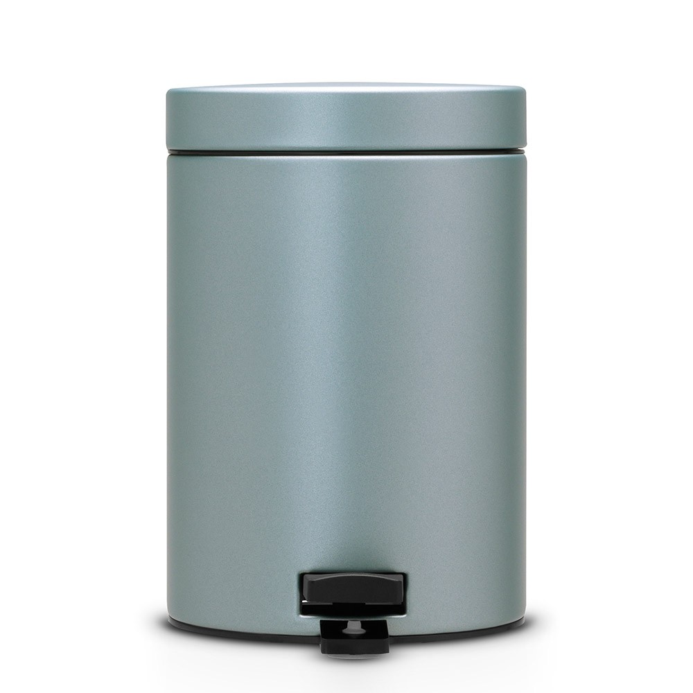 Бак мусорный Brabantia, с педалью, цвет: мятный металлик, 3 л. 105968105968 Бак мусорный Brabantia, с педалью, цвет: мятный металлик, 3 л. 105968105968Идеальное решение для ванной комнаты и туалета! Предотвращает распространение запахов – прочная, не пропускающая запахи металлическая крышка. Плавное и бесшумное открывание/закрывание крышки. Удобная очистка – прочное съемное внутреннее ведро из пластика. Надежный педальный механизм, высококачественные коррозионно-стойкие материалы. Бак удобно перемещать – прочная ручка для переноски. Отличная устойчивость даже на мокром и скользком полу – противоскользящее основание. Предохранение пола от повреждений – пластиковый защитный обод. Всегда опрятный вид – идеально подходящие по размеру мешки для мусора со стягивающей лентой (размер A). 10-летняя гарантия Brabantia.
