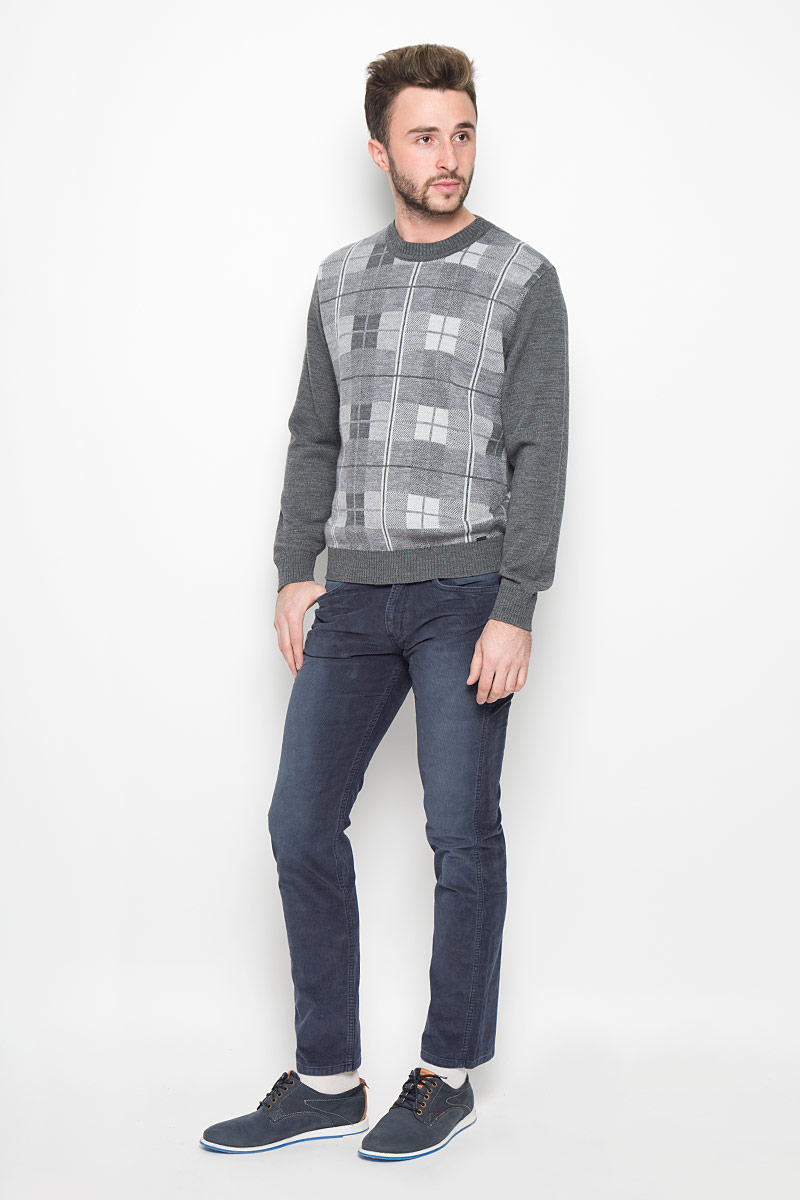Брюки мужские Wrangler Greensboro, цвет: серо-синий. W15QAA83I. Размер 29-32 (44/46-32)W15QAA83I Брюки мужские Wrangler Greensboro, цвет: серо-синий. W15QAA83I. Размер 29-32 (44/46-32)W15QAA83IСтильные мужские брюки Wrangler Greensboro - высочайшего качества отлично подойдут на каждый день, прекрасно сидят.Модель прямого кроя и средней посадки изготовлена из высококачественного материала, не сковывает движения.Застегиваются брюки на пластиковую пуговицу в поясе и ширинку на металлической застежке-молнии, имеются шлевки для ремня. Спереди модель оформлена двумя врезными карманами с косыми срезами и одним секретным прорезным кармашком, сзади - двумя накладными карманами. Правый задний кармашек дополнен нашивкой с названием бренда.Эти модные и в то же время комфортные брюки послужат отличным дополнением к вашему гардеробу. В них вы всегда будете чувствовать себя уютно и комфортно.