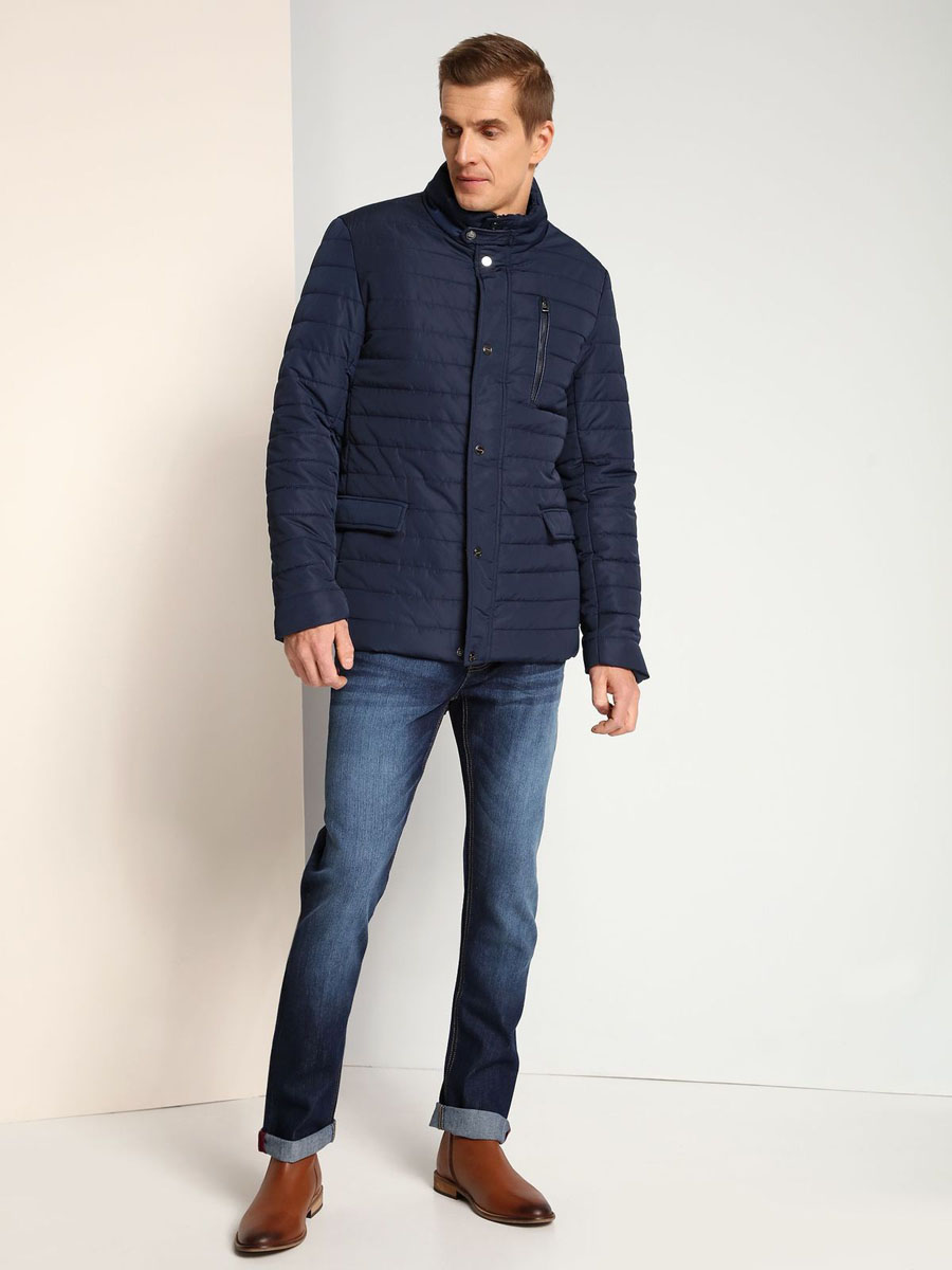 Куртка мужская Top Secret, цвет: темно-синий. SKU0726GR. Размер M (48)SKU0726GR Куртка мужская Top Secret, цвет: темно-синий. SKU0726GR. Размер M (48)SKU0726GRМужская куртка Top Secret выполнена из 100% полиэстера. В качестве подкладки используется полиэстер. Модель с воротником-стойкой и длинными рукавами застегивается на застежку-молнию и имеет ветрозащитную планку на кнопках. Спереди расположено три прорезных кармана, два из которых с клапанами на кнопках, а один на застежке-молнии. с внутренней стороны изделие дополнено прорезным карманом.