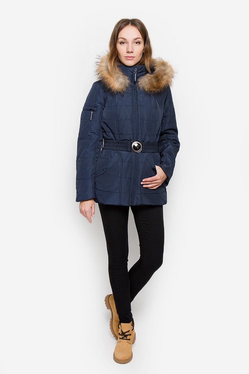 Куртка женская Finn Flare, цвет: темно-синий. W16-11000_101. Размер XS (42)W16-11000_101 Куртка женская Finn Flare, цвет: темно-синий. W16-11000_101. Размер XS (42)W16-11000_101Женская куртка Finn Flare выполнена из полиэстера. Модель с воротником-стойкой и съемным капюшоном застегивается на молнию с ветрозащитной планкой. Капюшон, декорированный съемной опушкой из натурального меха, пристегивается к куртке с помощью кнопок. Изделие имеет приталенный силуэт, дополнительно подчеркнутый эластичным поясом с металлической застежкой. В нижней части куртки расположены два втачных кармана на кнопках, на рукаве имеется небольшой прорезной карман на молнии. Куртка украшена фирменной металлической пластиной.