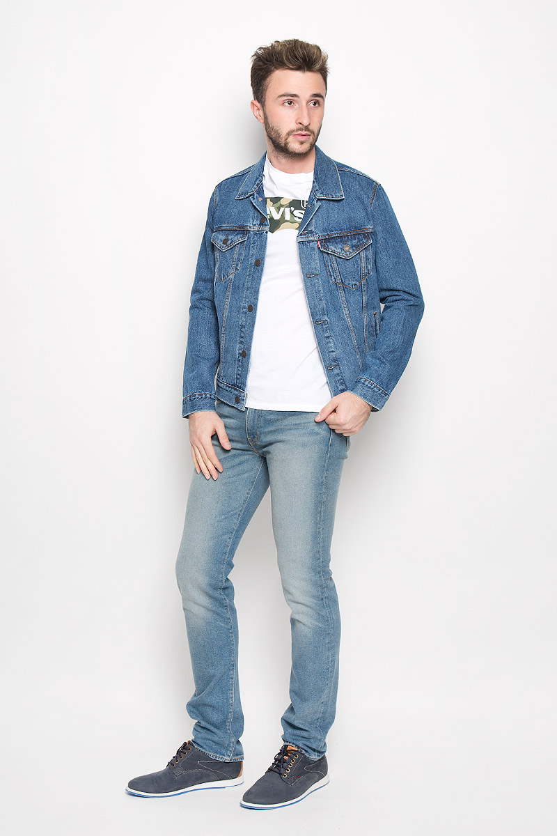 Куртка джинсовая мужская Levis®, цвет: синий джинс. 7233401300. Размер S (44)7233401300 Куртка джинсовая мужская Levis®, цвет: синий джинс. 7233401300. Размер S (44)7233401300Мужская джинсовая куртка Levis® изготовлена из натурального хлопка. Материал изделия приятный на ощупь, не стесняет движений и позволяет коже дышать, обеспечивая комфорт.Модель с отложным воротником и длинными рукавами застегивается на металлические пуговицы. На груди куртка дополнена двумя накладными карманами с клапанами на пуговицах. Также спереди расположены два открытых прорезных кармана. Низ рукавов дополнен манжетами на пуговицах. Изделие оформлено эффектом состаривания денима и контрастной отстрочкой.