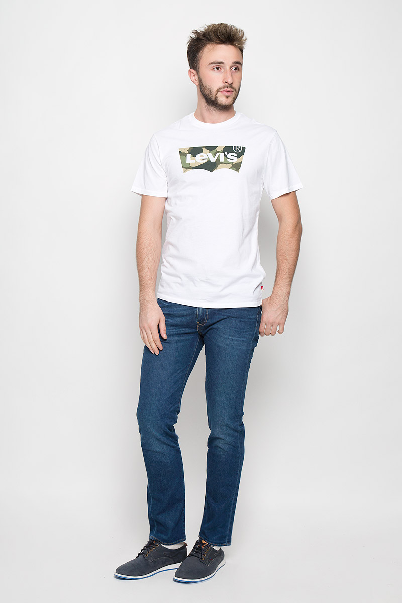 Джинсы мужские Levis® 511, цвет: синий. 451120060. Размер 30-34 (46-34)451120060 Джинсы мужские Levis® 511, цвет: синий. 451120060. Размер 30-34 (46-34)451120060Мужские джинсы Levis® 511 изготовлены из эластичного денима. Джинсы-слим с заниженной линией талии застегиваются спереди на молнию и пуговицу. На поясе предусмотрены шлевки для ремня. Модель имеет классический пятикарманный крой: спереди - два втачных кармана и один маленький накладной, а сзади - два накладных кармана. Джинсы оформлены легким эффектом потертости и перманентными складками.