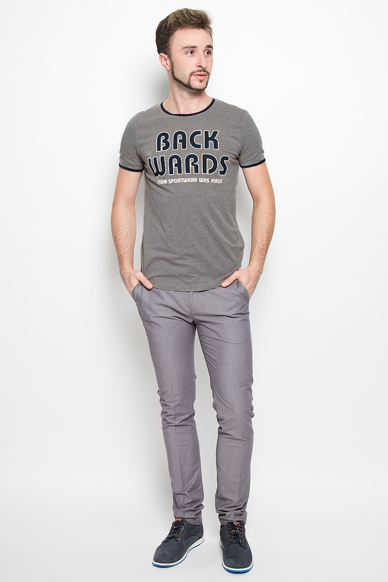 Футболка мужская Tom Tailor Denim, цвет: серый. 1035824.00.12_2803. Размер XXL (54)1035824.00.12_2803 Футболка мужская Tom Tailor Denim, цвет: серый. 1035824.00.12_2803. Размер XXL (54)1035824.00.12_2803Мужская футболка Tom Tailor Denim выполнена из высококачественного натурального хлопка с добавлением полиэстера. Простая и универсальная модель - незаменимый вариант на каждый день.Футболка с круглым вырезом горловины и короткими рукавами спереди оформлена оригинальным принтом с надписями. Горловина модели оформлена трикотажной резинкой.