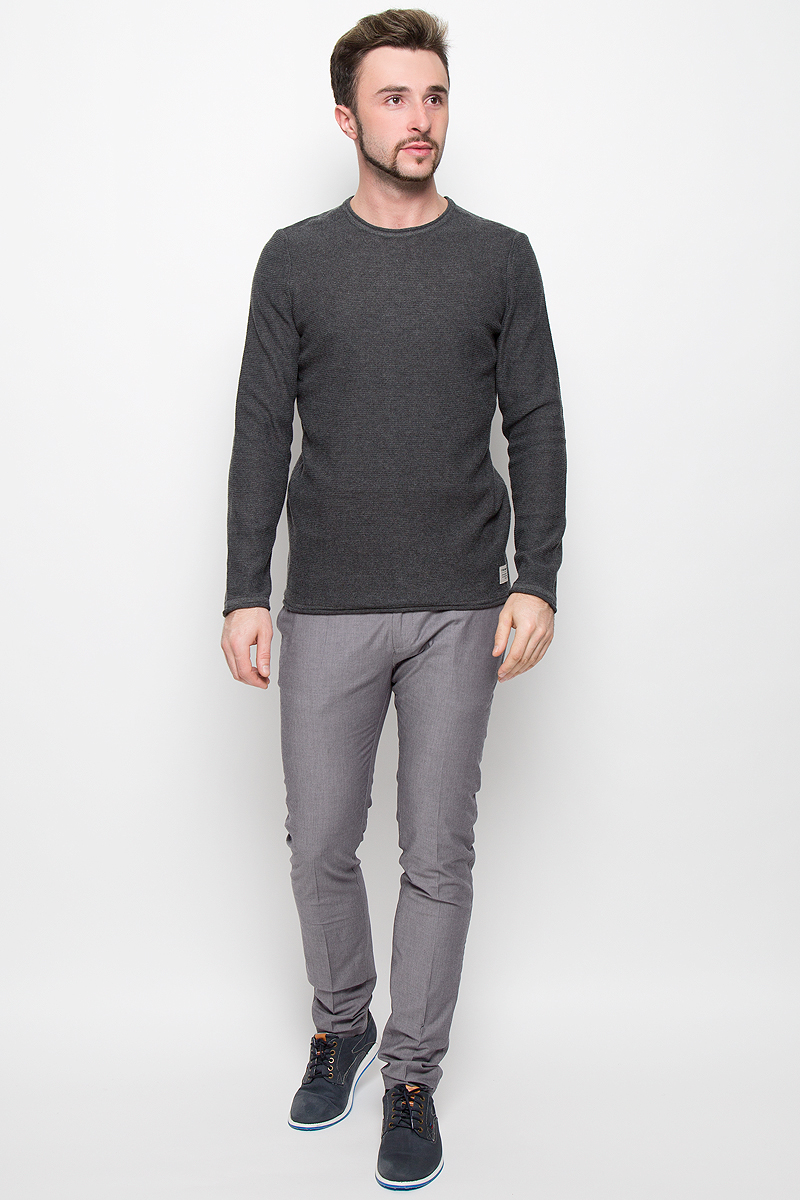 Джемпер мужской Tom Tailor Denim, цвет: темно-серый. 3021789.00.12_2999. Размер S (46)3021789.00.12_2999 Джемпер мужской Tom Tailor Denim, цвет: темно-серый. 3021789.00.12_2999. Размер S (46)3021789.00.12_2999Теплый мужской джемпер Tom Tailor Denim, выполненный из высококачественного хлопка с добавлением полиэстера, необычайно приятен к телу, не сковывает движения. Модель с круглым вырезом горловины и стандартными рукавами идеально гармонирует с любыми предметами одежды. Низ, вырез горловины и манжеты изделия оформлены небольшими резинками с эффектом необработанных краев. Внизу джемпер дополнен фирменной нашивкой с надписями.