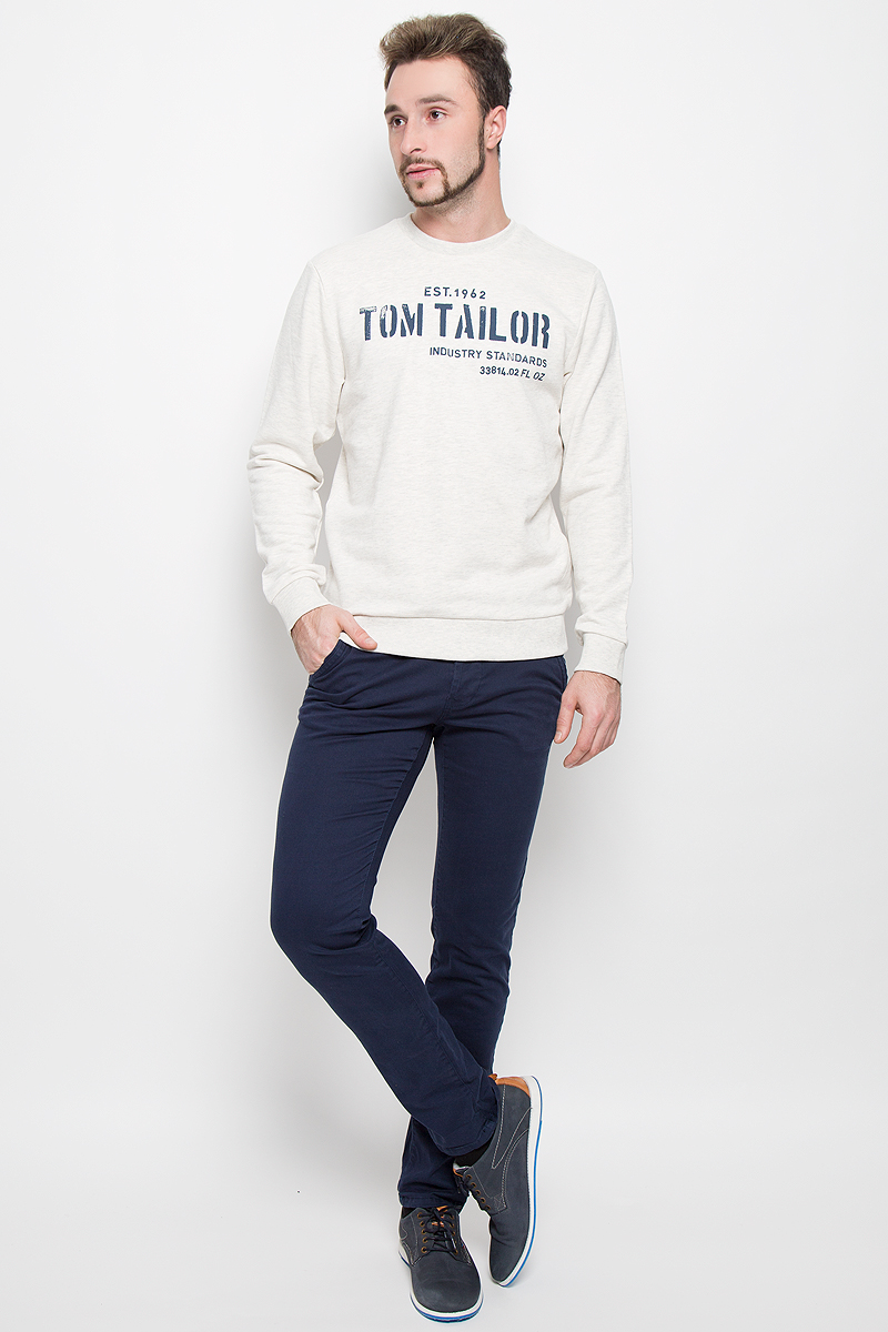Брюки мужские Tom Tailor Denim Chino, цвет: темно-синий. 6404677.62.12_6576. Размер XL (52)6404677.62.12_6576 Брюки мужские Tom Tailor Denim Chino, цвет: темно-синий. 6404677.62.12_6576. Размер XL (52)6404677.62.12_6576Стильные мужские брюки Tom Tailor Denim Chino средней посадки и модели-слим изготовлены из хлопка с добавлением эластана.Брюки застегиваются на пластиковую пуговицу в поясе и ширинку на пуговицах, имеются шлевки для ремня. Спереди модель дополнена двумя втачными карманами со скошенными краями, а сзади - двумя прорезными карманами на пуговицах. Брюки дополнены стильным ремнем контрастного цвета.