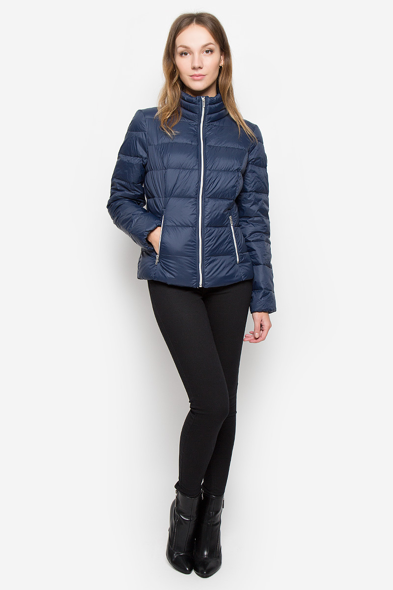 Пуховик женский Baon, цвет: темно-синий. B026518. Размер M (46)B026518_DARK NAVY Пуховик женский Baon, цвет: темно-синий. B026518. Размер M (46)B026518_DARK NAVYУкороченный тонкий женский пуховик Baon с длинными рукавами и воротником-стойкой выполнен из прочного полиамида. Наполнитель - натуральный пух и перо.Модель застегивается на застежку-молнию спереди. Манжеты рукавов дополнены эластичными резинками. Изделие дополнено двумя втачными карманами на застежках-молниях. Пуховик оформлен стеганым узором.