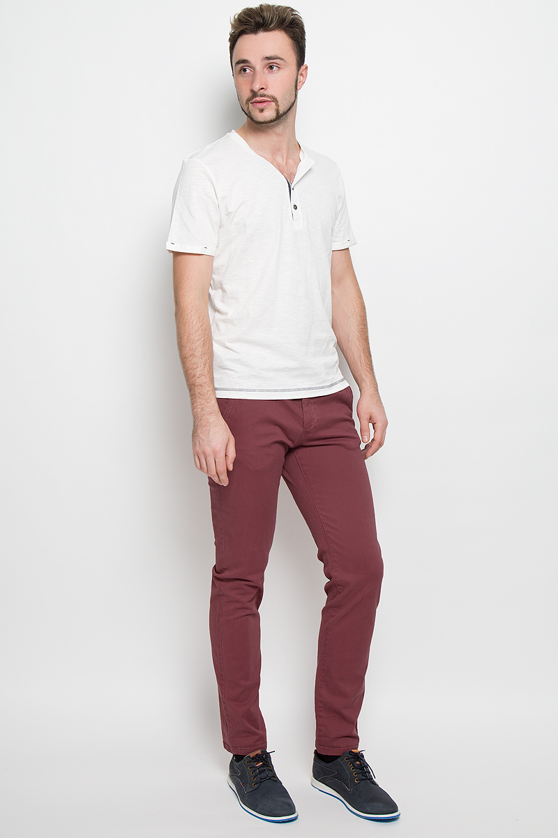 Брюки мужские Tom Tailor Denim Chino, цвет: светло-красный. 6404677.62.12_4652. Размер M (48)6404677.62.12_4652 Брюки мужские Tom Tailor Denim Chino, цвет: светло-красный. 6404677.62.12_4652. Размер M (48)6404677.62.12_4652Стильные мужские брюки Tom Tailor Denim Chino средней посадки и модели-слим изготовлены из хлопка с добавлением эластана.Брюки застегиваются на пластиковую пуговицу в поясе и ширинку на пуговицах, имеются шлевки для ремня. Спереди модель дополнена двумя втачными карманами со скошенными краями, а сзади - двумя прорезными карманами на пуговицах. Брюки дополнены стильным ремнем контрастного цвета.