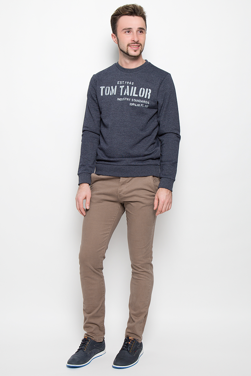 Брюки мужские Tom Tailor Denim Chino, цвет: светло-коричневый. 6404678.62.12_8281. Размер M (48)6404678.62.12_8281 Брюки мужские Tom Tailor Denim Chino, цвет: светло-коричневый. 6404678.62.12_8281. Размер M (48)6404678.62.12_8281Стильные мужские брюки Tom Tailor Denim Chino средней посадки и модели-слим изготовлены из хлопка с добавлением эластана.Брюки застегиваются на пластиковую пуговицу в поясе и ширинку на пуговицах, имеются шлевки для ремня. Спереди модель дополнена двумя втачными карманами со скошенными краями, а сзади - двумя прорезными карманами на пуговицах. Брюки дополнены стильным ремнем контрастного цвета.
