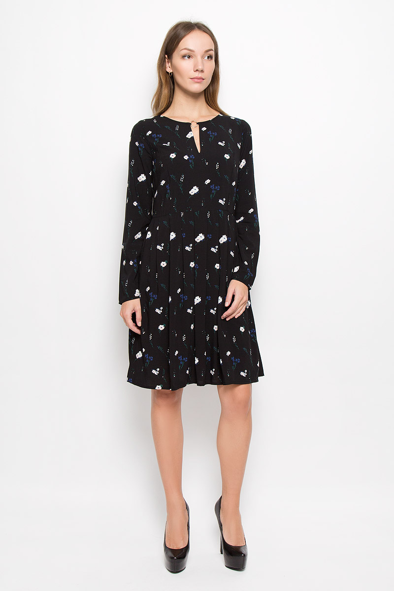 Платье Tom Tailor Contemporary, цвет: черный. 5019419.00.75_2999. Размер 36 (42)5019419.00.75_2999 Платье Tom Tailor Contemporary, цвет: черный. 5019419.00.75_2999. Размер 36 (42)5019419.00.75_2999Платье Tom Tailor Contemporary изготовлено из вискозы. Модель с круглым вырезом горловины и длинными рукавами застегивается по спинке на молнию. От линии талии заложены крупные складки. На рукавах имеются небольшие разрезы. Оформлено изделие цветочным принтом. Платье украшено вырезом на груди с декоративным элементом.