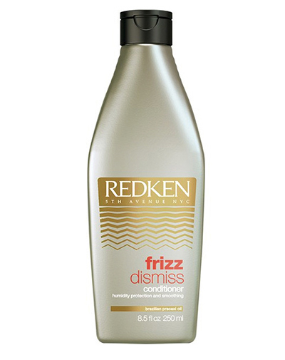Redken Frizz Dismiss Кондиционер без сульфатов для гладкости и дисциплины волос, 250 млP1038100 Redken Frizz Dismiss Кондиционер без сульфатов для гладкости и дисциплины волос, 250 млP1038100Redken кондиционер для гладкости и дисциплины волос входит в новую линию средств Frizz Dismiss. Линия создана специально для укрощения непослушных волос, пушащихся при повышенной влажности. Она объединила в себе достоинства двух серий, хорошо известных поклонникам косметики Redken - Smooth Look и Real Control. Уникальность новой линии заключается в том, что входящие в нее ингредиенты, помогают сохранить влагу внутри волоса.Кондиционер Frizz Dismiss подходит для волос любого типа и любой плотности. Он возвращает волосам гладкость и мягкость, делает локоны более выраженными и обеспечивает легкость расчесывания. Формула средства содержит влагооталкивающие компоненты, благодаря которым прическа сохраняет свою гладкость даже при повышенной влажности.Кондиционер для гладкости и дисциплины волос Redken Frizz Dismiss обогащен ценными маслами и не содержит сульфатов. Обладает приятным ароматом.