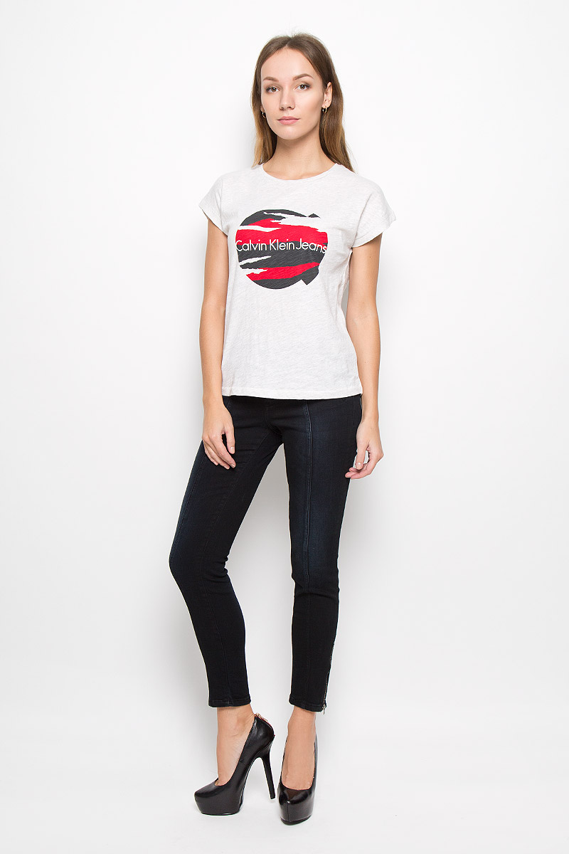 Футболка женская Calvin Klein Jeans, цвет: светло-серый меланж. J20J200735. Размер S (42/44)SKU0717PO Футболка женская Calvin Klein Jeans, цвет: светло-серый меланж. J20J200735. Размер S (42/44)SKU0717POЖенская футболка Calvin Klein Jeans изготовлена из натурального хлопка. Футболка с круглым вырезом горловины и короткими рукавами оформлена принтом с надписью. Спинка модели удлинена.