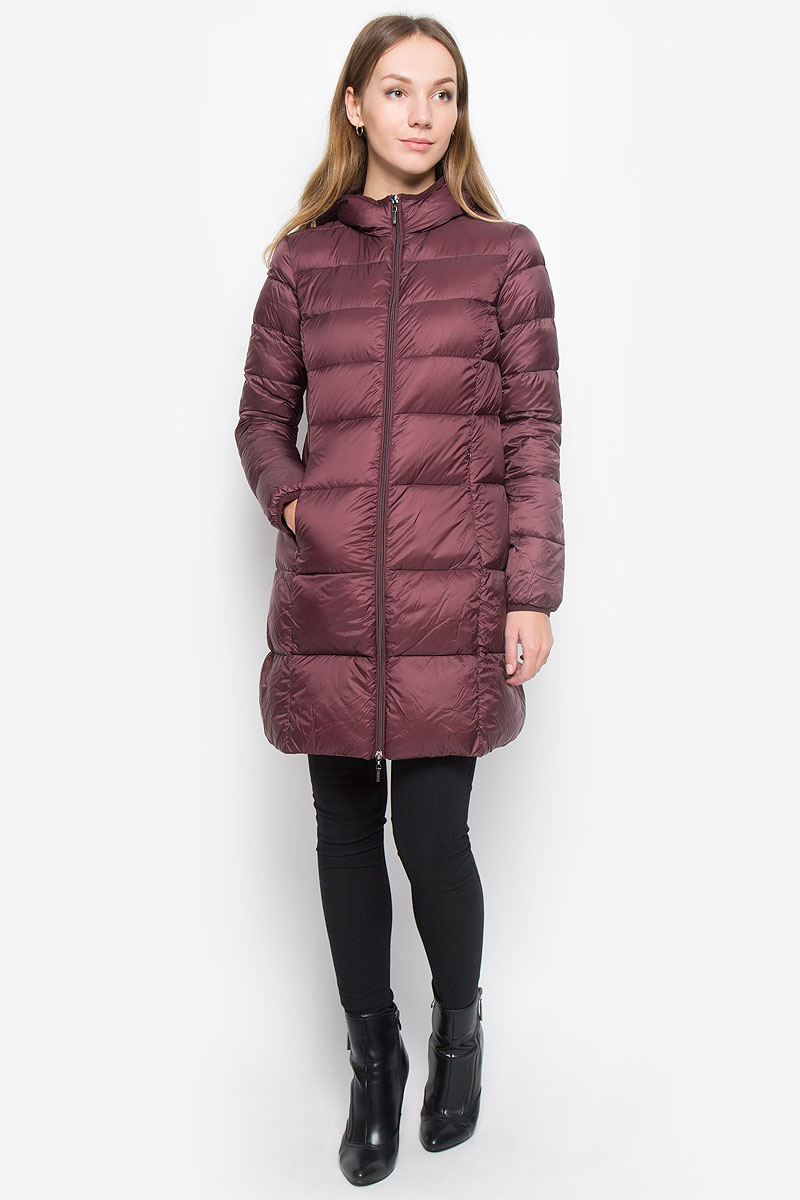 Пуховик женский Baon, цвет: бордовый. B016703. Размер S (44)B016703_Cold Beet Пуховик женский Baon, цвет: бордовый. B016703. Размер S (44)B016703_Cold BeetЖенский пуховик Baon изготовлен из водоотталкивающей и ветрозащитной ткани. В качестве утеплителя используются пух и перо. Удлиненная модель слегка приталенного силуэта с несъемным капюшоном застегивается на пластиковую молнию. Края капюшона и рукавов дополнены эластичными резинками. Спереди расположены два прорезных кармана на молниях. С внутренней стороны изделия имеются два накладных кармана.