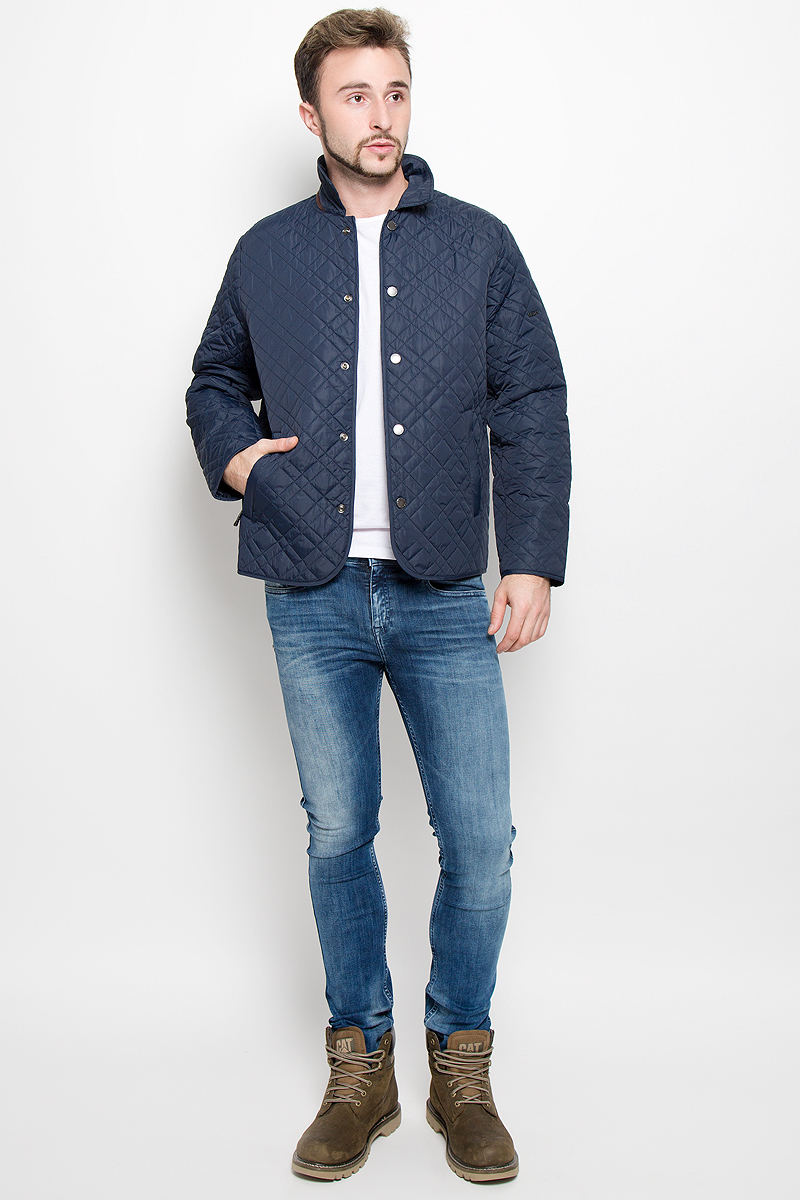 Куртка мужская Baon, цвет: темно-синий. B536513. Размер S (46)B536513_DEEP NAVY Куртка мужская Baon, цвет: темно-синий. B536513. Размер S (46)B536513_DEEP NAVYСтеганная мужская куртка Baon, выполненная из высококачественных материалов, обеспечит максимальный комфорт при различных погодных условиях. Изделие с отложным воротником и длинными рукавамизастегивается на металлические кнопки по всей длине. Спереди модель дополнена двумя втачными карманами на застежке-молнии. На внутренней стороне модель дополнена двумя втачными карманами на молнии. На спинке в нижней части модель имеет небольшой разрез с застежками-кнопками. Локти куртки дополнены усиленной тканью.