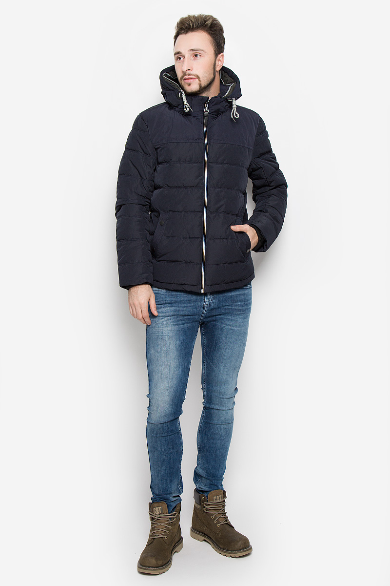 Куртка мужская Tom Tailor, цвет: темно-синий. 3532817.00.10_6800. Размер XL (52)3532817.00.10_6800 Куртка мужская Tom Tailor, цвет: темно-синий. 3532817.00.10_6800. Размер XL (52)3532817.00.10_6800Мужская куртка Tom Tailor выполнена из полиэстера с подкладкой из синтепона.Модель с длинными рукавами, воротником-стойкой и съемным капюшоном на застежке-молнии застегивается на застежку-молнию спереди. Изделие дополнено двумя втачными карманами на кнопках спереди и внутренними накладным карманом на липучке. Рукава дополнены внутренними трикотажными манжетами. Объем капюшона регулируется при помощи шнурка-кулиски.