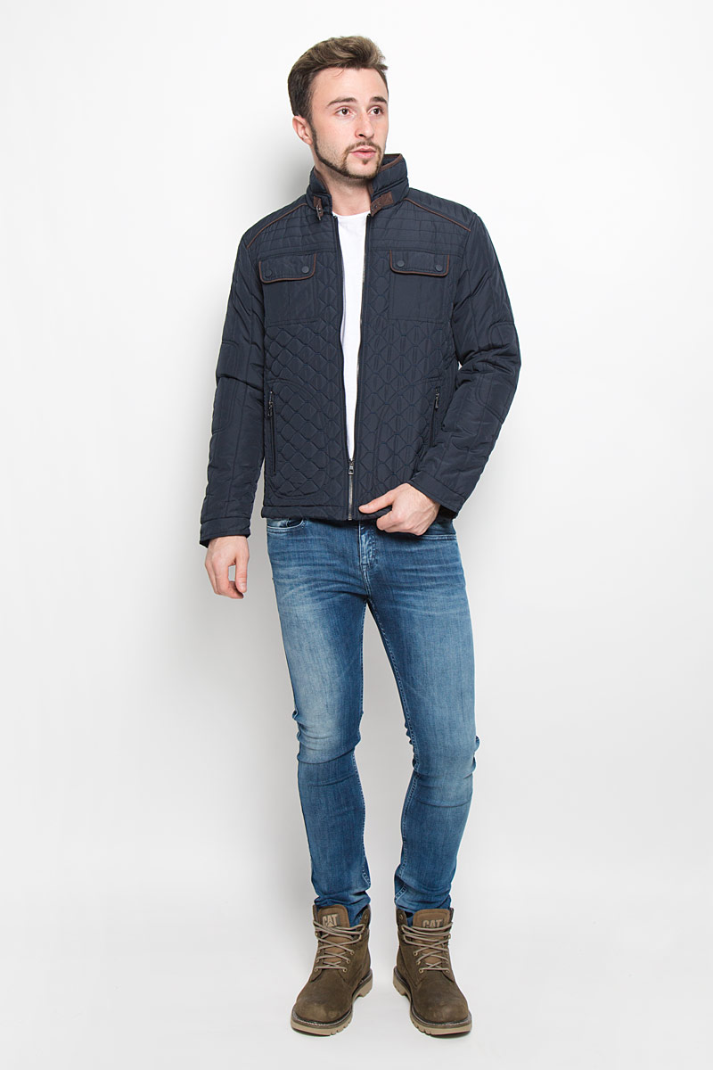 Куртка мужская Baon, цвет: темно-синий. B536534. Размер L (50)B536534_DEEP NAVY Куртка мужская Baon, цвет: темно-синий. B536534. Размер L (50)B536534_DEEP NAVYМодная мужская куртка Baon изготовлена из высококачественного полиэстера. В качестве утеплителя используется полиэстер.Куртка с воротником-стойкой застегивается на застежку-молнию. Воротник дополнен ремешком с металлической пряжкой. Спереди имеются два прорезных кармана с застежками-молниями, на груди - два накладных кармана с клапанами на кнопках, с внутренней стороны - прорезной открытый карман. Манжеты рукавов оснащены застежками-кнопками.