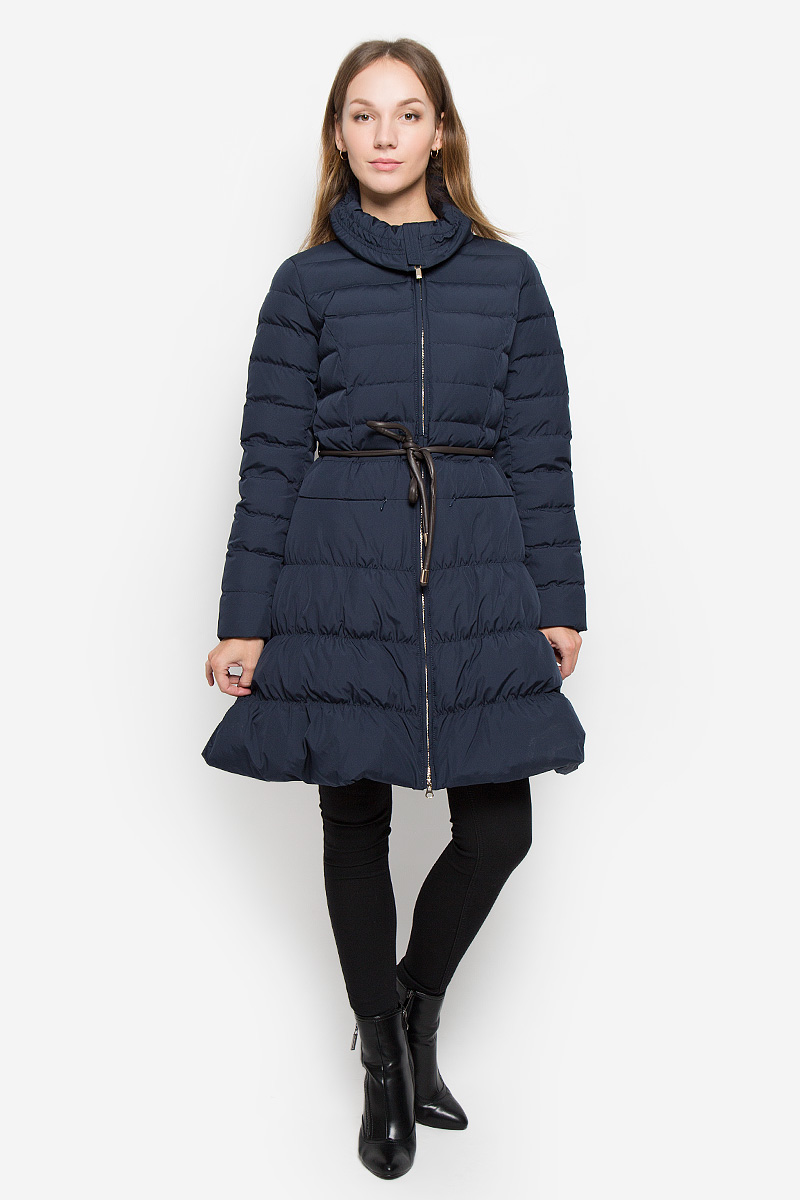 Пуховик женский Baon, цвет: темно-синий. B006563. Размер M (46)B006563_DARK NAVY Пуховик женский Baon, цвет: темно-синий. B006563. Размер M (46)B006563_DARK NAVYУдлиненный женский пуховик Baon с длинными рукавами и воротником-стойкой выполнен из прочного полиэстера. Наполнитель - натуральный пух и перо.Модель застегивается на застежку-молнию спереди. Изделие дополнено двумя втачными карманами на кнопках. Рукава дополнены внутренними эластичными резинками. Пуховик оформлен стеганым узором. В комплект входит узкий пояс.