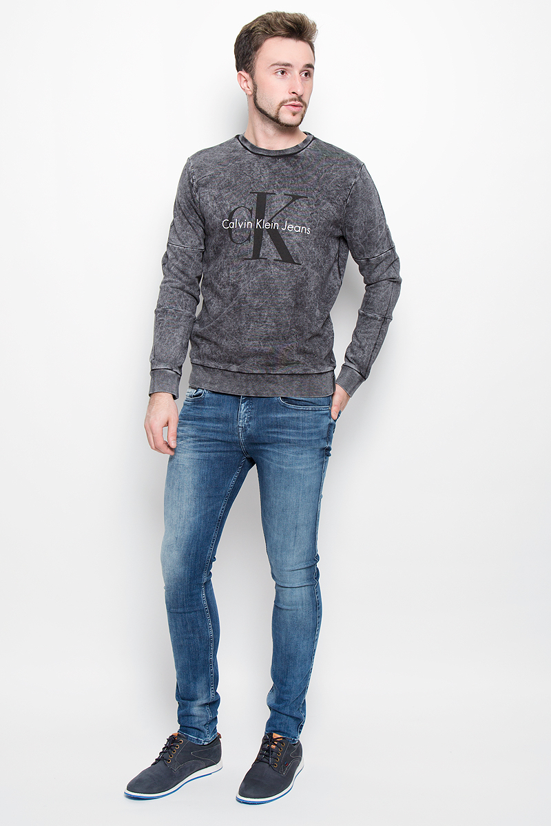 Толстовка мужская Calvin Klein Jeans, цвет: черно-серый. J30J300564. Размер XL (50/52)1681921-011 Толстовка мужская Calvin Klein Jeans, цвет: черно-серый. J30J300564. Размер XL (50/52)1681921-011Стильная мужская толстовка Calvin Klein Jeans, изготовлена из высококачественного натурального хлопка.Модель свободного кроя с круглым вырезом горловины и длинными рукавами оформлена принтом с надписями бренда. Манжеты рукавов, воротник и низ толстовки дополнены трикотажными резинками.
