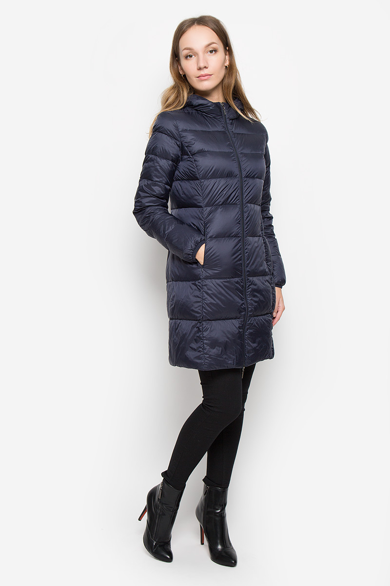 Пуховик женский Baon, цвет: темно-синий. B016703. Размер S (44)B016703_Dark Navy Пуховик женский Baon, цвет: темно-синий. B016703. Размер S (44)B016703_Dark NavyЖенский пуховик Baon изготовлен из водоотталкивающей и ветрозащитной ткани. В качестве утеплителя используются пух и перо. Удлиненная модель слегка приталенного силуэта с несъемным капюшоном застегивается на пластиковую молнию. Края капюшона и рукавов дополнены эластичными резинками. Спереди расположены два прорезных кармана на молниях. С внутренней стороны изделия имеются два накладных кармана.