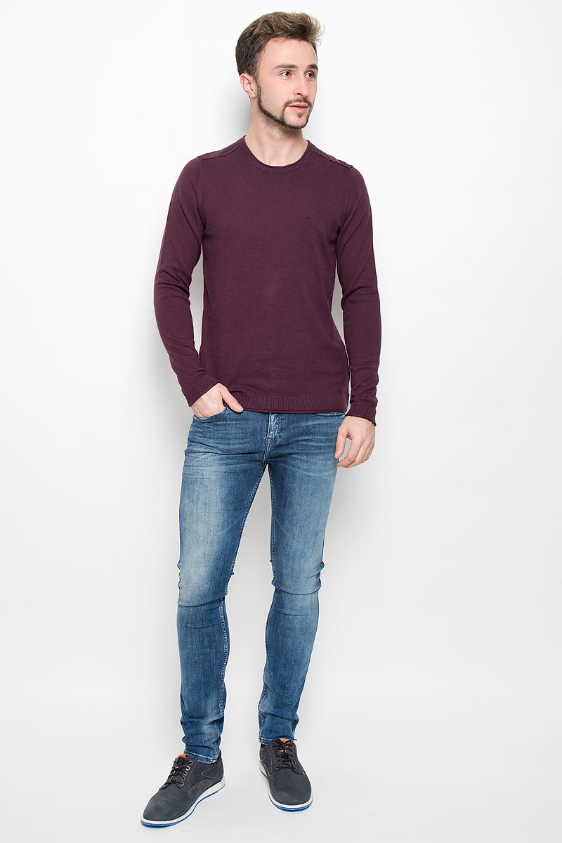 Джемпер мужской Calvin Klein Jeans, цвет: бордовый. J30J300657. Размер L (48/50)1588 Джемпер мужской Calvin Klein Jeans, цвет: бордовый. J30J300657. Размер L (48/50)1588Мужской джемпер Calvin Klein Jeans, выполненный из высококачественной пряжи хлопка с добавлением кашемира, станет стильным дополнением к вашему образу. Джемпер с круглым вырезом горловины и длинными рукавами. Вырез горловины, манжеты и низ модели связаны резинкой с эффектом необработанного края. Оформлена модель в лаконичном однотонном стиле.