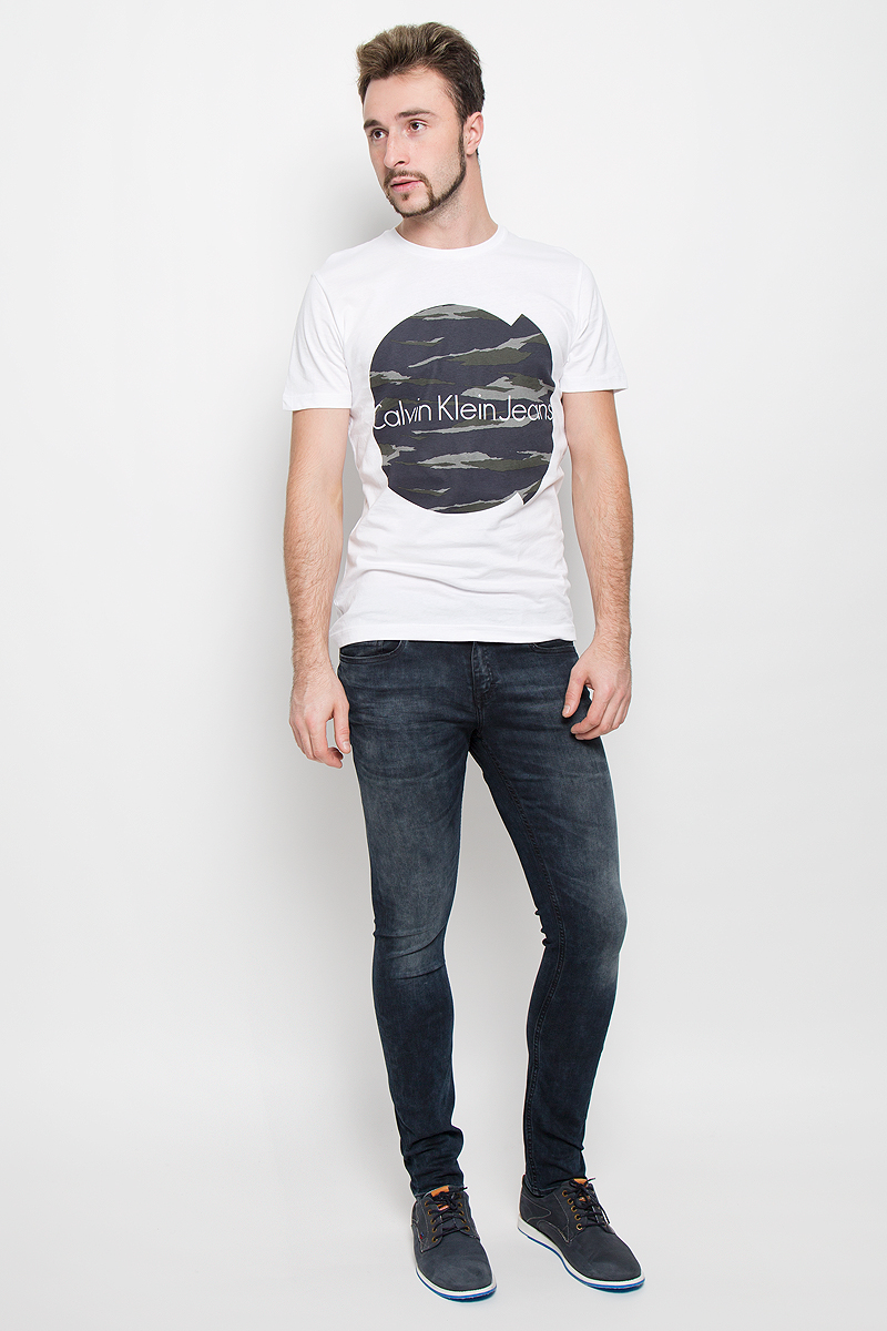 Футболка мужская Calvin Klein Jeans, цвет: белый. J30J300569. Размер XL (50/52)370/5 Футболка мужская Calvin Klein Jeans, цвет: белый. J30J300569. Размер XL (50/52)370/5Стильная мужская футболка Calvin Klein Jeans, выполненная из натурального хлопка, обладает высокой теплопроводностью, воздухопроницаемостью и гигроскопичностью.Модель с короткими рукавами и круглым вырезом горловины - идеальный вариант для создания модного современного образа. Футболка оформлена крупным контрастным принтом с логотипом Calvin Klein.