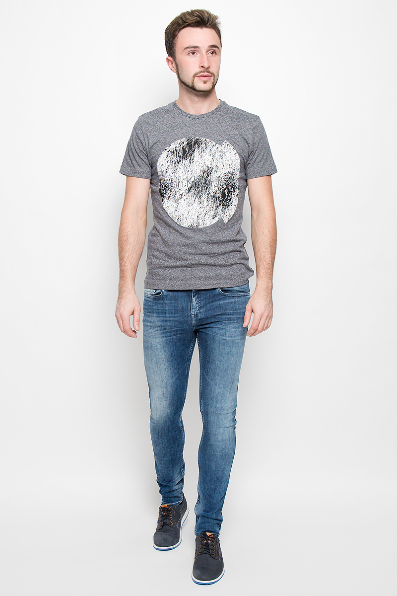 Футболка мужская Calvin Klein Jeans, цвет: серый меланж. J30J300569. Размер XL (50/52)s2232 Футболка мужская Calvin Klein Jeans, цвет: серый меланж. J30J300569. Размер XL (50/52)s2232Стильная мужская футболка Calvin Klein Jeans, выполненная из натурального хлопка, обладает высокой теплопроводностью, воздухопроницаемостью и гигроскопичностью.Модель с короткими рукавами и круглым вырезом горловины - идеальный вариант для создания модного современного образа. Футболка оформлена крупным контрастным принтом с логотипом Calvin Klein.