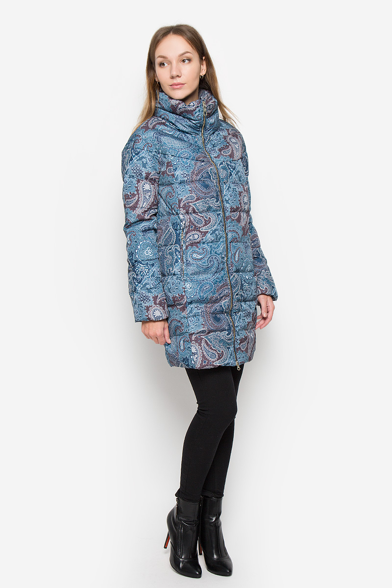 Пуховик женский Baon, цвет: синий. B026516. Размер M (46)B026516_DARK NAVY PRINTED Пуховик женский Baon, цвет: синий. B026516. Размер M (46)B026516_DARK NAVY PRINTEDУдлиненный женский пуховик Baon с длинными рукавами и воротником-стойкой выполнен из прочного полиэстера. Наполнитель - натуральный пух и перо.Модель застегивается на застежку-молнию спереди. Рукава дополнены внутренними эластичными резинками. Изделие дополнено двумя втачными карманами на застежках-молниях. Пуховик оформлен этническим принтом.