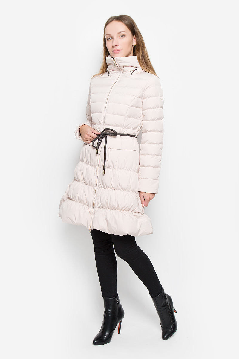 Пуховик женский Baon, цвет: бежевый. B006563. Размер XS (42)B006563_LIGHT BEIGE Пуховик женский Baon, цвет: бежевый. B006563. Размер XS (42)B006563_LIGHT BEIGEУдлиненный женский пуховик Baon с длинными рукавами и воротником-стойкой выполнен из прочного полиэстера. Наполнитель - натуральный пух и перо.Модель застегивается на застежку-молнию спереди. Изделие дополнено двумя втачными карманами на кнопках. Рукава дополнены внутренними эластичными резинками. Пуховик оформлен стеганым узором. В комплект входит узкий пояс.
