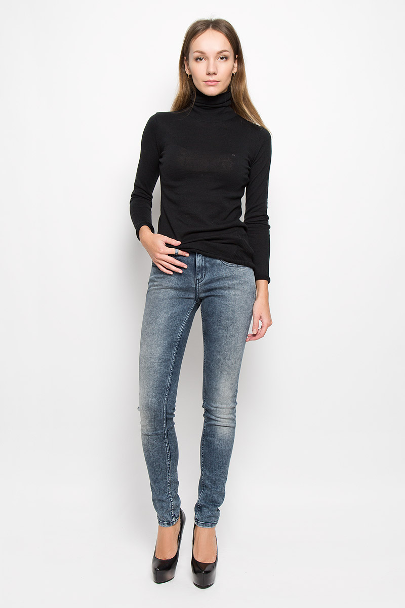 Джинсы женские Calvin Klein Jeans, цвет: синий. J20J200631. Размер 30 (46/48)10156676_999 Джинсы женские Calvin Klein Jeans, цвет: синий. J20J200631. Размер 30 (46/48)10156676_999Женские джинсы Calvin Klein Jeans выполнены из эластичного хлопка. Модель-скинни застегивается спереди на пуговицу и имеет ширинку с застежкой-молнией. Спереди изделие дополнено двумя втачными карманами и одним маленьким накладным, сзади - двумя накладными карманами. Джинсы оформлены эффектом потертости.
