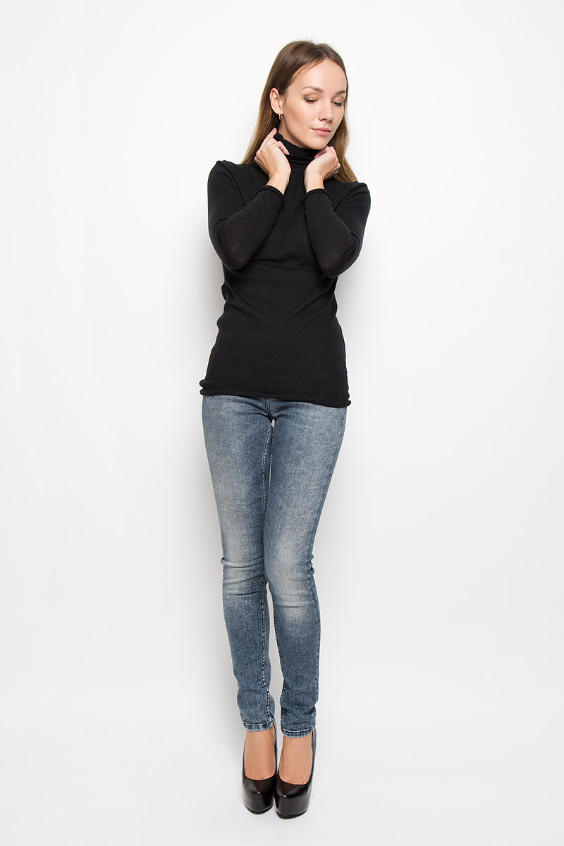 Водолазка женская Calvin Klein Jeans, цвет: черный. J20J200829. Размер M (44/46)J20J200829_965 Водолазка женская Calvin Klein Jeans, цвет: черный. J20J200829. Размер M (44/46)J20J200829_965Женская водолазка Calvin Klein Jeans выполнена из натурального хлопка. Водолазка с воротником-гольф и длинными рукавами украшена вышитым логотипом бренда и фирменной металлической пластиной. Рукава и низ изделия имеют закрученные края.
