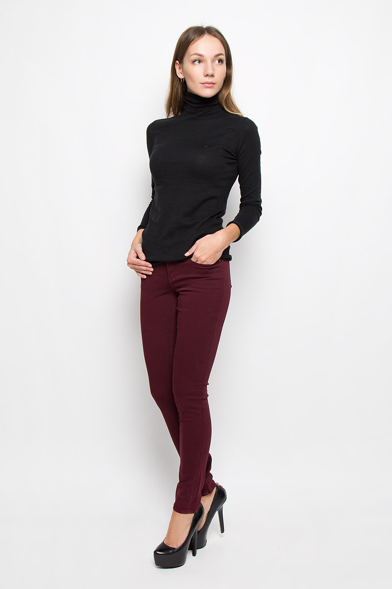Брюки женские Calvin Klein Jeans, цвет: бордовый. J20J200630. Размер 27 (40/42)SKU0716ZI Брюки женские Calvin Klein Jeans, цвет: бордовый. J20J200630. Размер 27 (40/42)SKU0716ZIЖенские брюки Calvin Klein Jeans выполнены из плотного эластичного материала. Модель-скинни застегивается спереди на пуговицу и имеет ширинку с застежкой-молнией. Предусмотрены шлевки для ремня. Спереди изделие дополнено двумя втачными карманами и одним маленьким накладным, сзади - двумя накладными карманами.