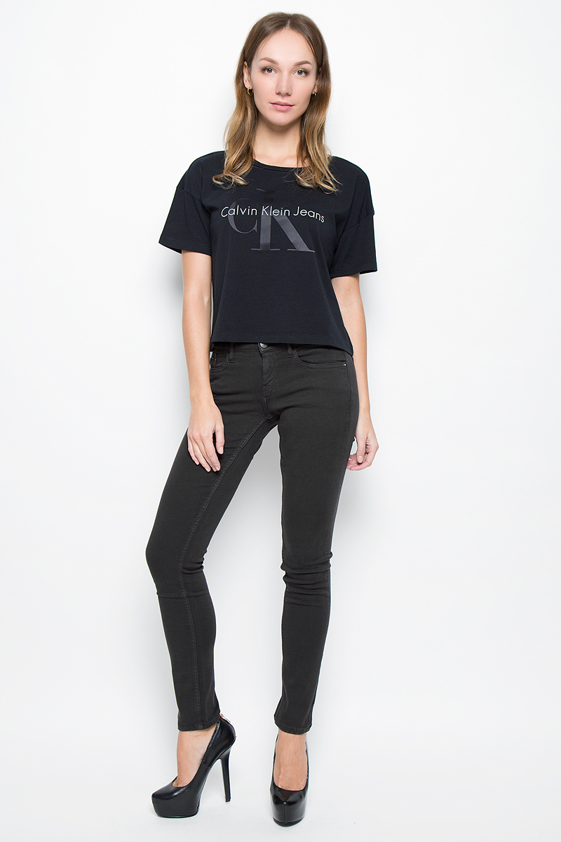 Брюки женские Calvin Klein Jeans, цвет: графитовый. J20J200630. Размер 27 (40/42)J20J200630_965 Брюки женские Calvin Klein Jeans, цвет: графитовый. J20J200630. Размер 27 (40/42)J20J200630_965Женские брюки Calvin Klein Jeans выполнены из плотного эластичного материала. Модель-скинни застегивается спереди на пуговицу и имеет ширинку с застежкой-молнией. Предусмотрены шлевки для ремня. Спереди изделие дополнено двумя втачными карманами и одним маленьким накладным, сзади - двумя накладными карманами.