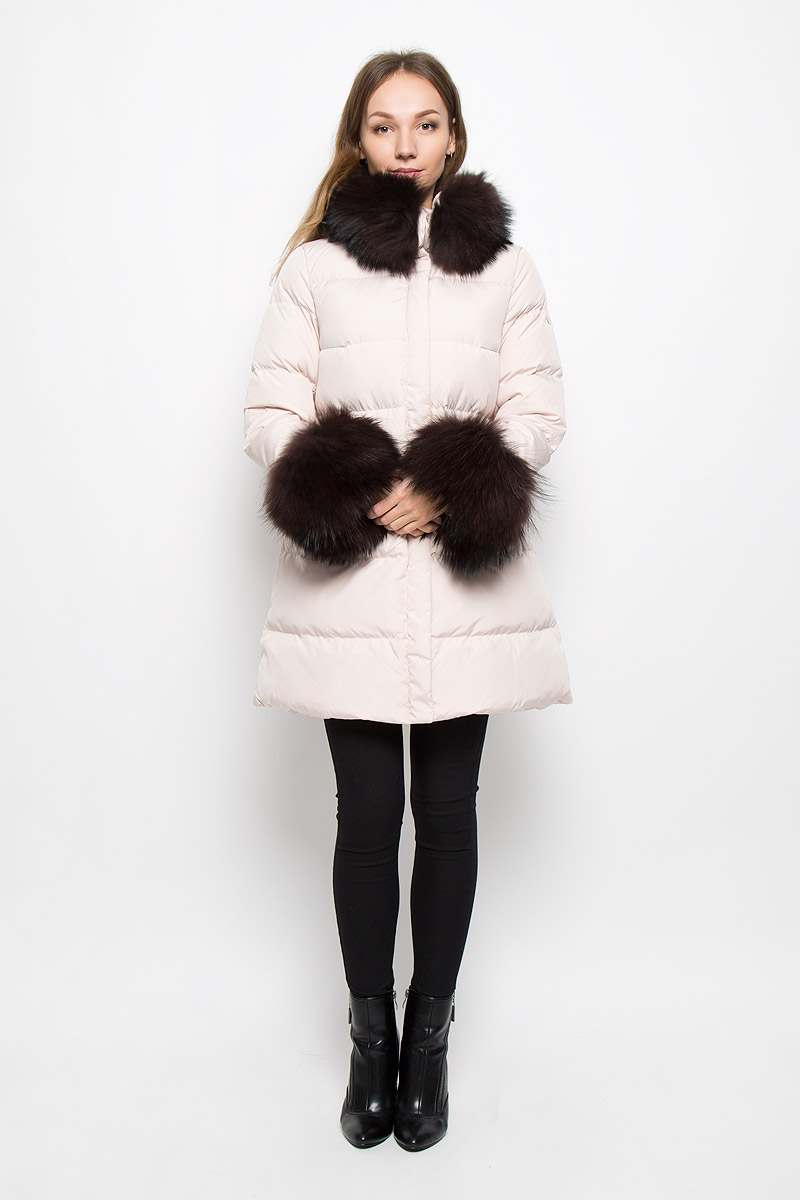 Пуховик женский Baon, цвет: бежевый. B006532. Размер L (48)B006532_LIGHT BEIGE Пуховик женский Baon, цвет: бежевый. B006532. Размер L (48)B006532_LIGHT BEIGEУдлиненный женский пуховик Baon с длинными рукавами иворотником-стойкой выполнен из прочного полиэстера. Наполнитель - натуральный пух и перо.Модель застегивается на застежку-молнию спереди, имеется ветрозащитный клапан на кнопках. Воротник украшен натуральным мехом, фиксирующемся при помощи застежки-молнии, манжеты рукавов оформлены съемными вставками из натурального меха на пуговицах. Изделие дополнено двумя втачными карманами на застежках-молниях. Пуховик оформлен стеганым узором.