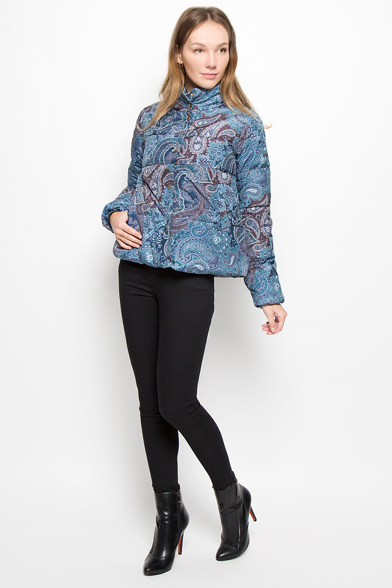 Пуховик женский Baon, цвет: синий. B016518. Размер M (46)B016518_Dark Navy Printed Пуховик женский Baon, цвет: синий. B016518. Размер M (46)B016518_Dark Navy PrintedЖенский укороченный пуховик Baon изготовлен из водоотталкивающей и ветрозащитной ткани с утеплителем из пуха и пера. Куртка с воротником-стойкой застегивается на кнопки. Изделие имеет свободный силуэт. Внутренняя часть манжет прострочена эластичной нитью. Спереди расположены два прорезных кармана на кнопках. Куртка оформлена принтом с узорами.