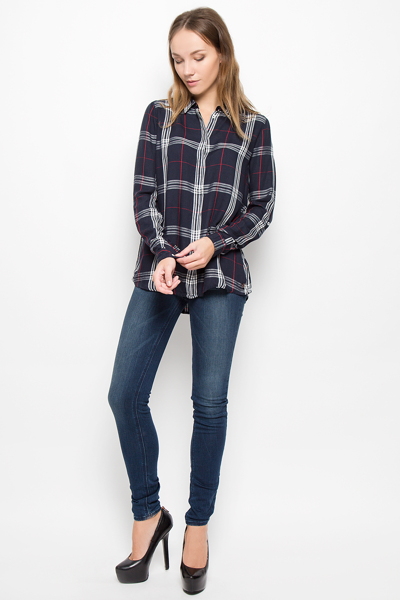 Рубашка женская Tom Tailor Denim, цвет: темно-синий. 2032356.62.71_6901. Размер M (46)2032356.62.71_6901 Рубашка женская Tom Tailor Denim, цвет: темно-синий. 2032356.62.71_6901. Размер M (46)2032356.62.71_6901Женская рубашка Tom Tailor Denim выполнена из мягкой вискозы. Рубашка с отложным воротником и длинными рукавами застегивается на пуговицы, скрытые за планкой. Длину рукавов можно изменить при помощи хлястиков с пуговицами. На манжетах также имеются застежки-пуговицы. Оформлено изделие принтом в клетку, украшено фирменной пластиной.