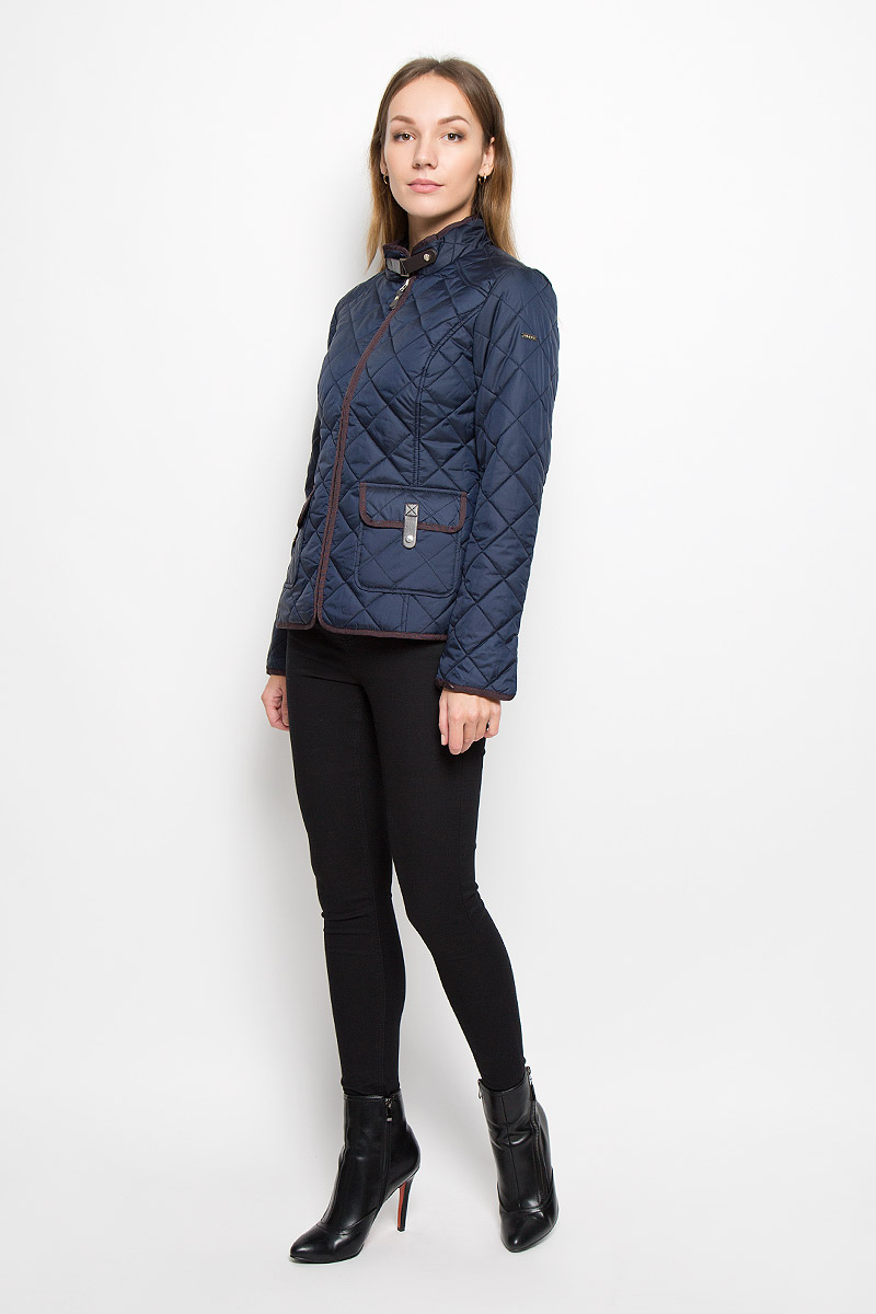 Куртка женская Baon, цвет: темно-синий. B036523. Размер L (48)B036523/B036623_Dark Navy Куртка женская Baon, цвет: темно-синий. B036523. Размер L (48)B036523/B036623_Dark NavyЭлегантная женская куртка Baon изготовлена из полиэстера. Классическая стеганая модель имеет приталенныйсилуэт. Ветрозащитная, водоотталкивающая куртка обеспечивает превосходную теплоизоляцию. Модель с воротником-стойкой и длинными рукавами застегивается на молнию. Воротник застегиваетсяпри помощи хлястика с кнопкой, пропущенного через металлическую шлевку. На рукавах предусмотрены небольшие разрезы. По спинке изделие дополненохлястиками с кнопками для регулировки объема. Спереди расположены два накладных кармана с клапанами назастежках-кнопках. Модель украшена отделкой из велюра и искусственной кожи.