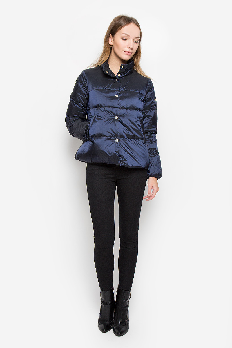 Пуховик женский Baon, цвет: темно-синий. B016504. Размер XL (50)B016504_DARK NAVY Пуховик женский Baon, цвет: темно-синий. B016504. Размер XL (50)B016504_DARK NAVYУкороченный женский пуховик Baon с длинными рукавами и воротником-стойкой выполнен из прочного полиамида. Наполнитель - натуральный пух и перо.Модель застегивается на кнопки спереди. Изделие дополнено двумя втачными карманами на кнопках. Рукава дополнены узкими эластичными резинками на манжетах. Пуховик оформлен стеганым узором.