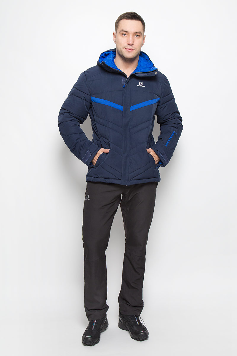 Куртка мужская Salomon Stormpulse, цвет: темно-синий. L38314700. Размер XL (56/58)L38314700 Куртка мужская Salomon Stormpulse, цвет: темно-синий. L38314700. Размер XL (56/58)L38314700Мужская куртка Salomon Stormpulse с защитой от непогоды Advanced Skin Dry выполнена из полиэстера на подкладке из нейлона. Используемый в куртке утеплитель Stormloft по упругости и теплоте напоминает натуральный пух, но не теряет своих свойств при намокании, а также отлично подходит людям, которые страдают аллергией. Модель с капюшоном застегивается на молнию и имеет ветрозащитный клапан на липучках и кнопках. Рукава дополнены хлястиками с липучками для регулировки объема. С внутренней стороны изделия имеется противоснежная вставка на резинке с застежками-кнопками. Объем низу регулируется при помощи шнурка-кулиски со стопперам. Спереди расположены два прорезных кармана на молнии, с внутренней стороны находится прорезной карман с застежкой-молнией, рукав куртки также дополнен втачным карманом на застежке-молнии.
