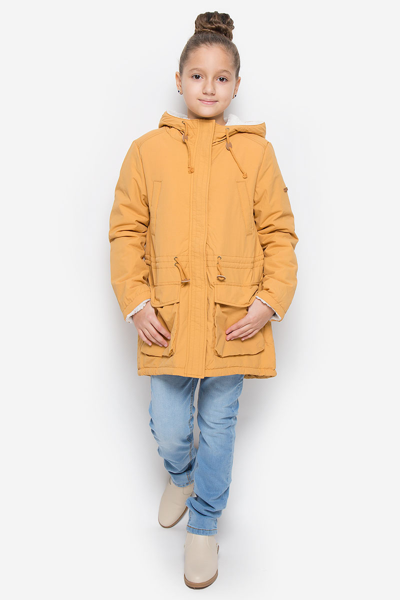 Парка для девочки Button Blue, цвет: горчичный. 216BBGC46011700. Размер 98, 3 года216BBGC46011700 Парка для девочки Button Blue, цвет: горчичный. 216BBGC46011700. Размер 98, 3 года216BBGC46011700Легкая парка для девочки Button Blue c длинными рукавами и несъемным капюшоном выполнена из прочного нейлона, с внутренней стороны дополнена вставкой из искусственного меха. Наполнитель - синтепон. Объем капюшона регулируется при помощи шнурка-кулиски. Модель застегивается на молнию спереди, имеет ветрозащитный клапан на кнопках. Низ и линия талии парки дополнены шнурками-кулисками со стопперами. Изделие имеет два открытых втачных кармана и два накладных кармана с клапанами на кнопках спереди.
