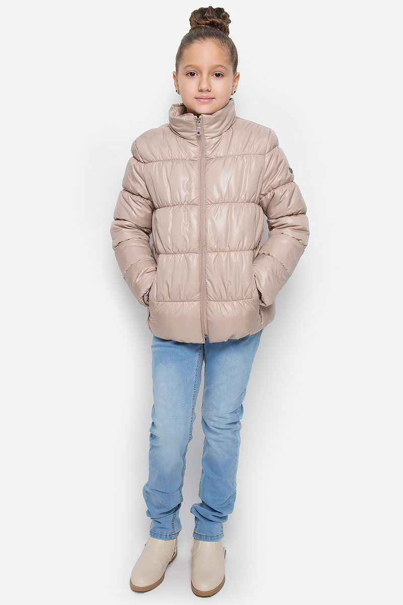 Куртка для девочки Button Blue, цвет: бежевый. 216BBGC41011500. Размер 98, 3 года216BBGC41011500 Куртка для девочки Button Blue, цвет: бежевый. 216BBGC41011500. Размер 98, 3 года216BBGC41011500Куртка для девочки Button Blue c воротником-стойкой и длинными рукавами выполнена из прочного полиэстера. Подкладка - мягкий флис. Наполнитель - искусственный пух. Модель застегивается спереди на застежку-молнию и дополнено внутренней ветрозащитной планкой. Изделие имеет два втачных кармана на застежках-молниях спереди. Низ куртки дополнен эластичной резинкой. Рукава оснащены эластичными резинками на манжетах. Куртка оформлена стеганым узором.