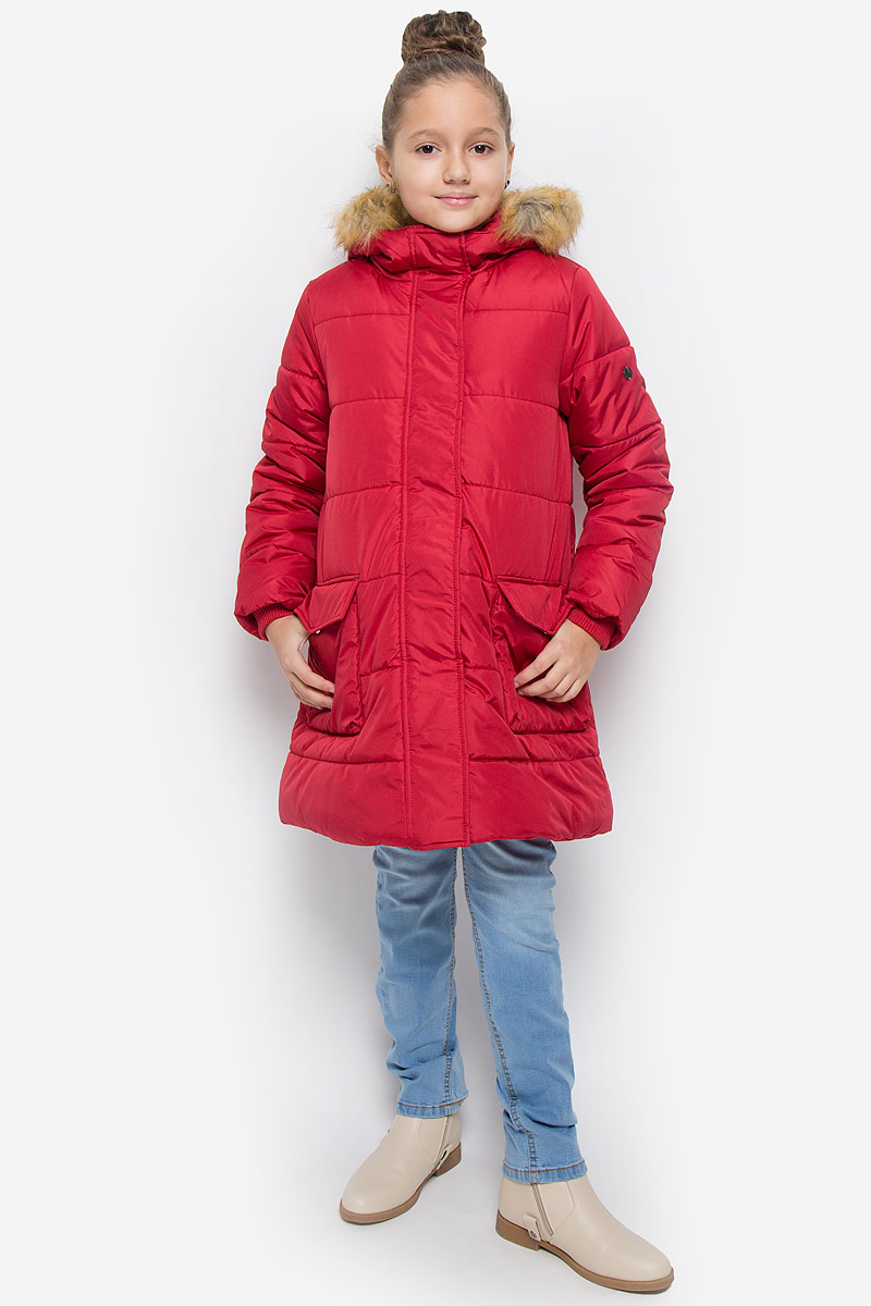 Пальто для девочки Button Blue, цвет: красный. 216BBGC45021600. Размер 104, 4 года216BBGC45021600 Пальто для девочки Button Blue, цвет: красный. 216BBGC45021600. Размер 104, 4 года216BBGC45021600Пальто для девочки Button Blue c несъемным капюшоном и длинными рукавами выполнено из прочного полиэстера.Внутри расположена вставка из мягкого флиса. Наполнитель - искусственный пух. Капюшон украшен съемным искусственныммехом на застежке-молнии.Модель застегивается на застежку-молнию спереди и имеет ветрозащитный клапан на кнопках. Объем капюшонарегулируется при помощи шнурка-кулиски со стопперами. Изделие дополнено двумя накладными карманами склапанами на кнопках. Рукава оснащены внутренними трикотажными манжетами. Низ куртки оснащен шнурком-кулиской со стопперами. Пальто оформлено стеганым узором.